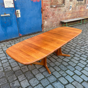 Ausziehbarer Esstisch Teak mit integriertem Fach für Platten