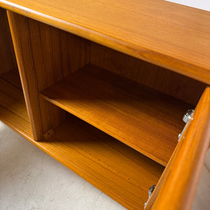 Kleiner Schrank mit Vitrine und Tür links von Dyrlund