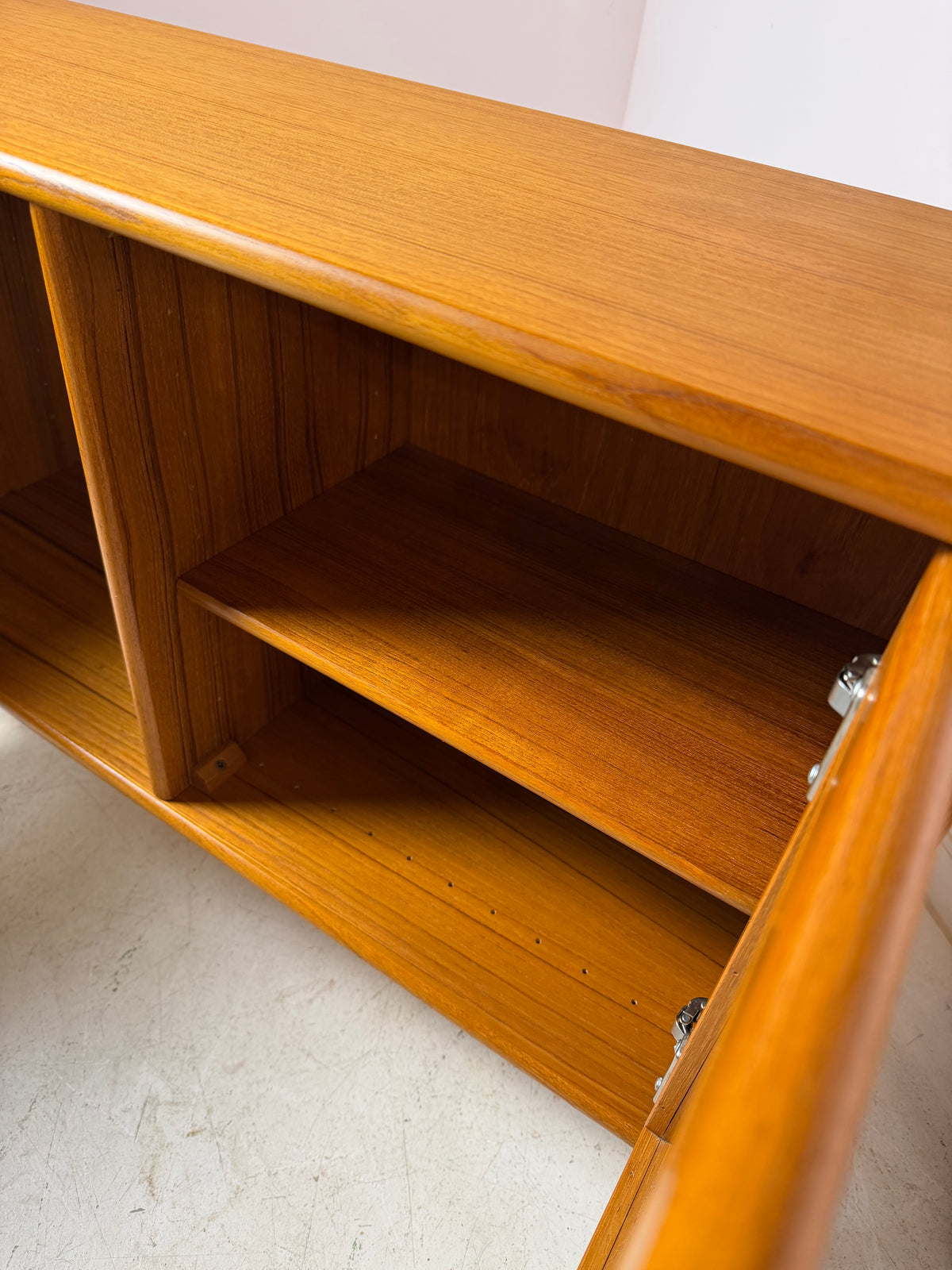 Kleiner Schrank mit Vitrine und Tür links von Dyrlund