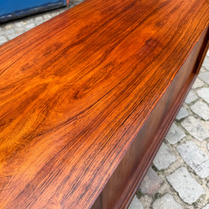 Sideboard Mahagoni mit Schiebetüren & Chromfüßen