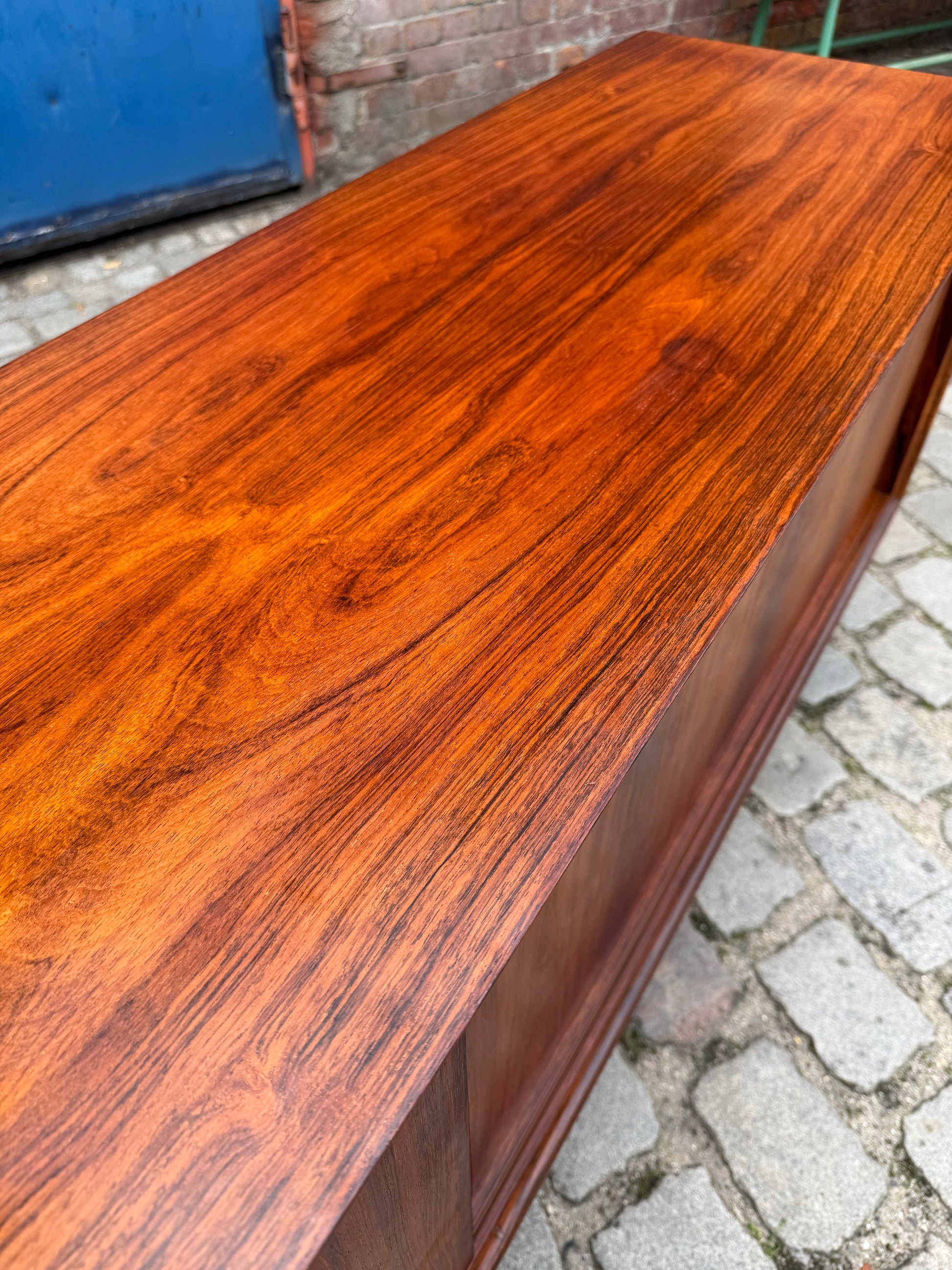 Sideboard Mahagoni mit Schiebetüren & Chromfüßen