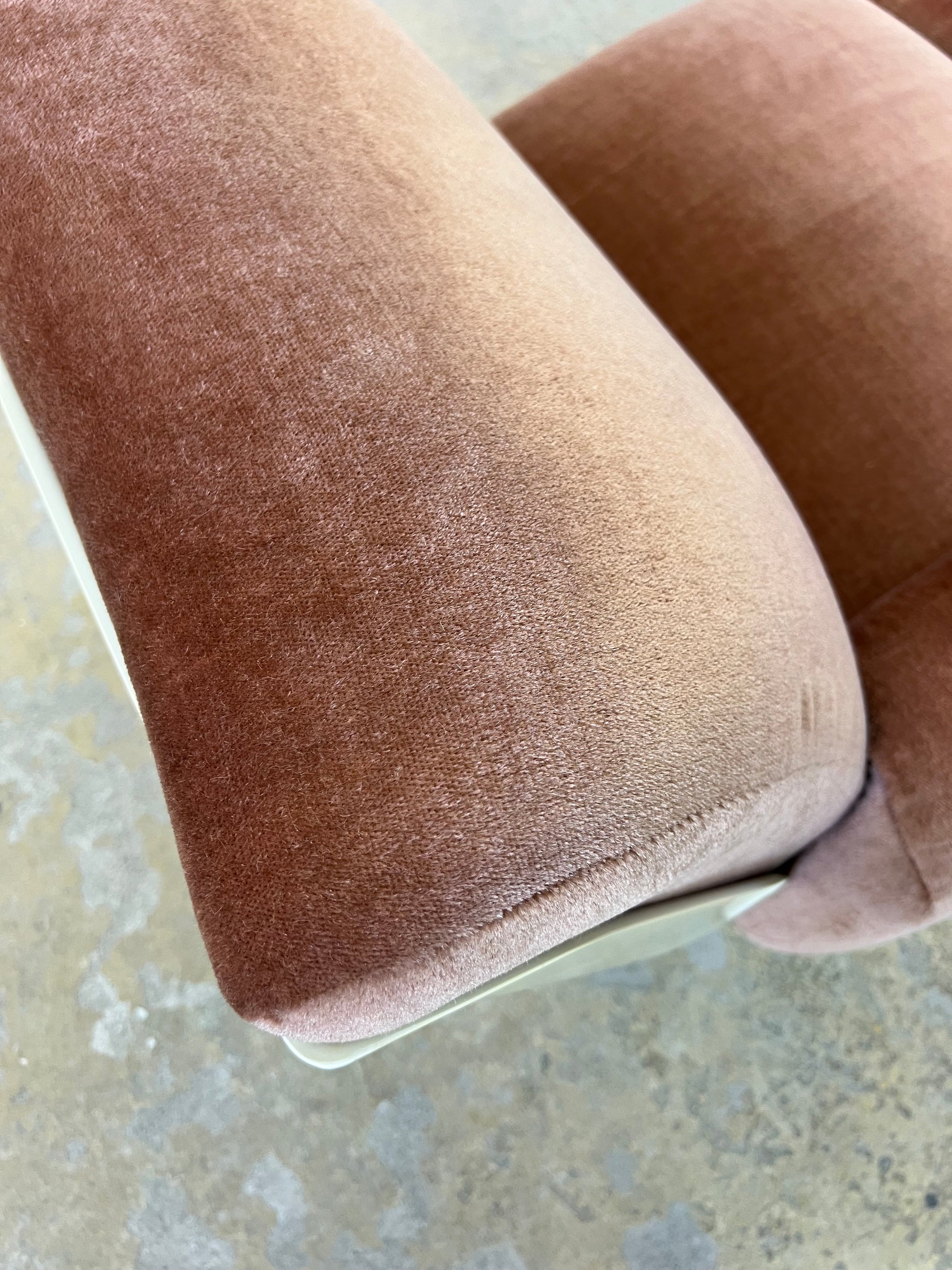 Modularer Schalensessel rosa Samt & Kunststoff