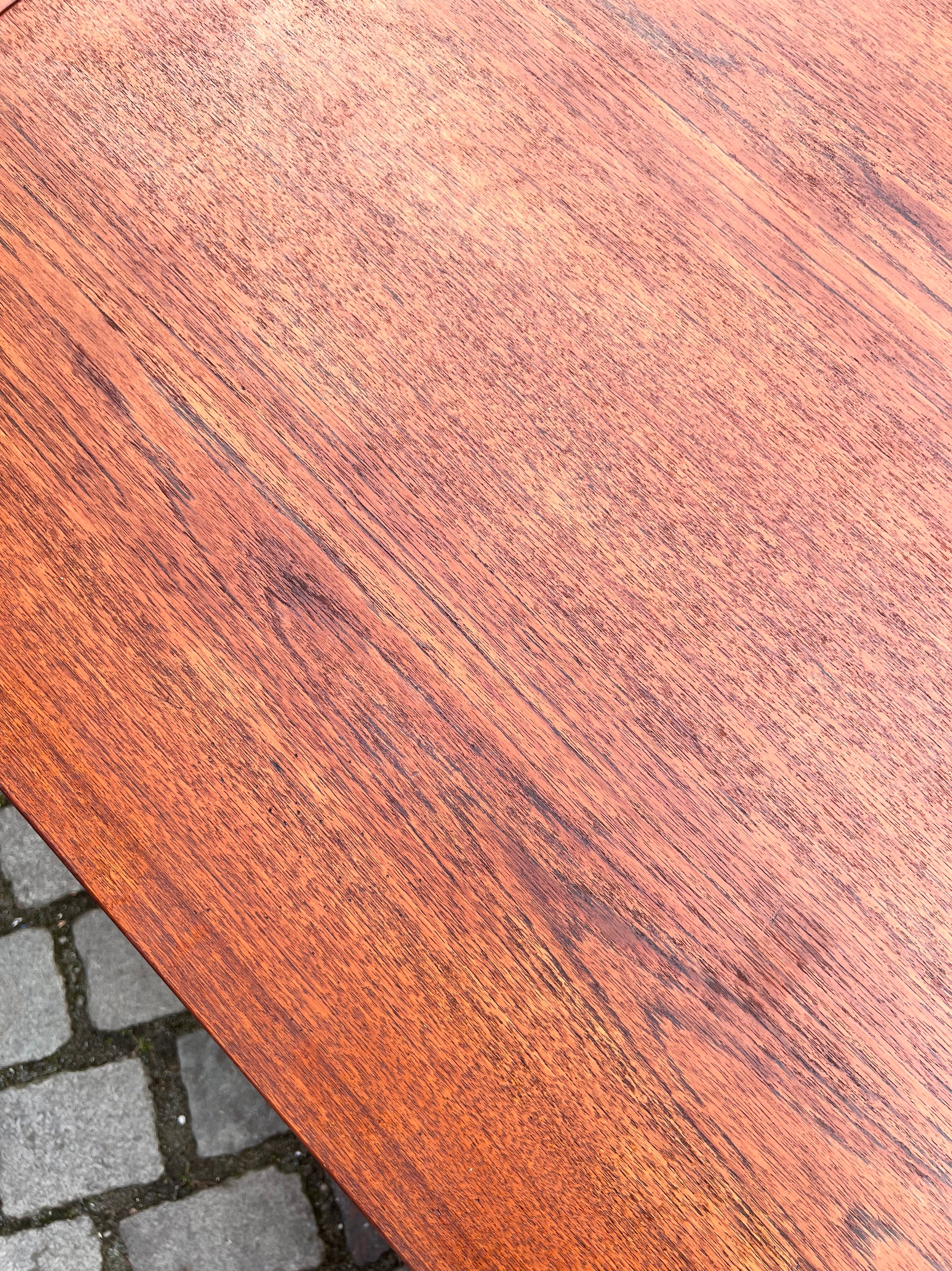 Esstisch Teak ausziehbar mit trapezförmigen Tischblättern