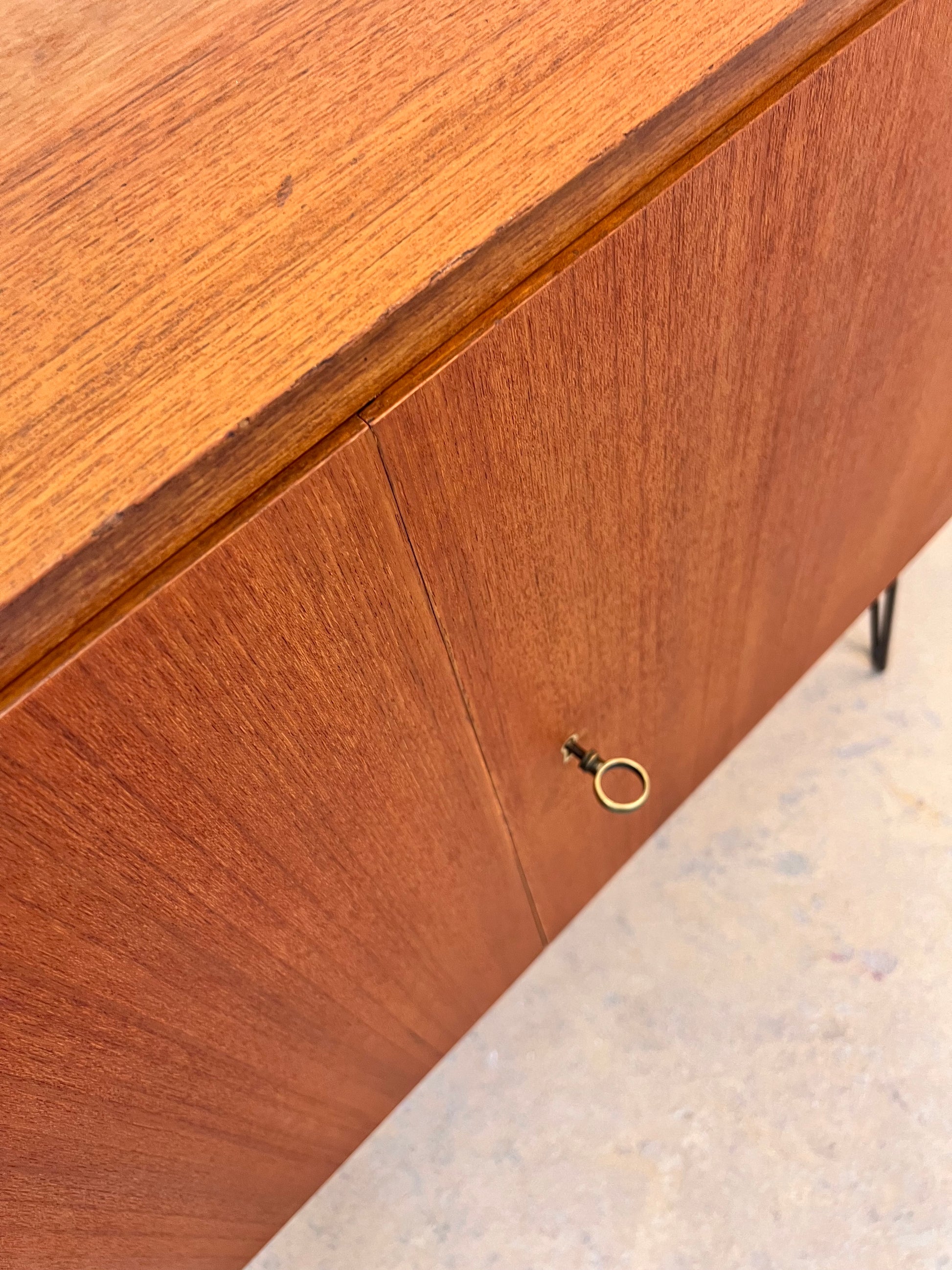 Schrank Teak auf Hairpinlegs