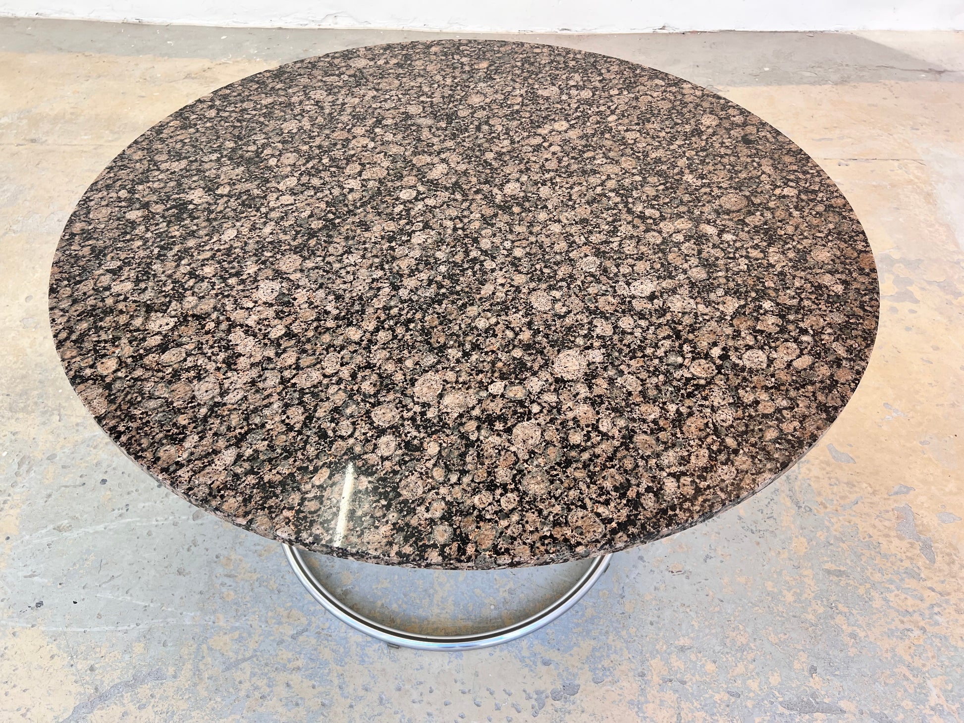 Runder Esstisch Granit Chrom von Giotto Stoppino