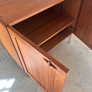 Kommode Teak mit Flügeltüren & neuen Chromfüßen von H. W. Klein