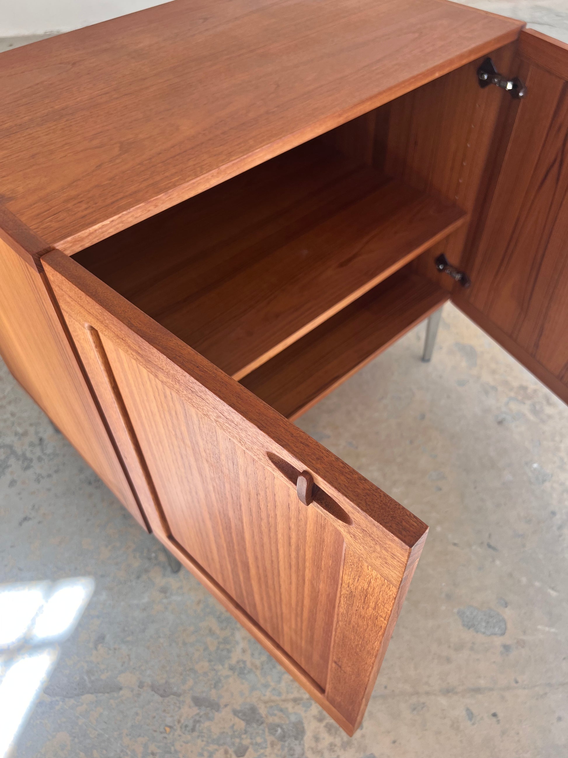 Kommode Teak mit Flügeltüren & neuen Chromfüßen von H. W. Klein