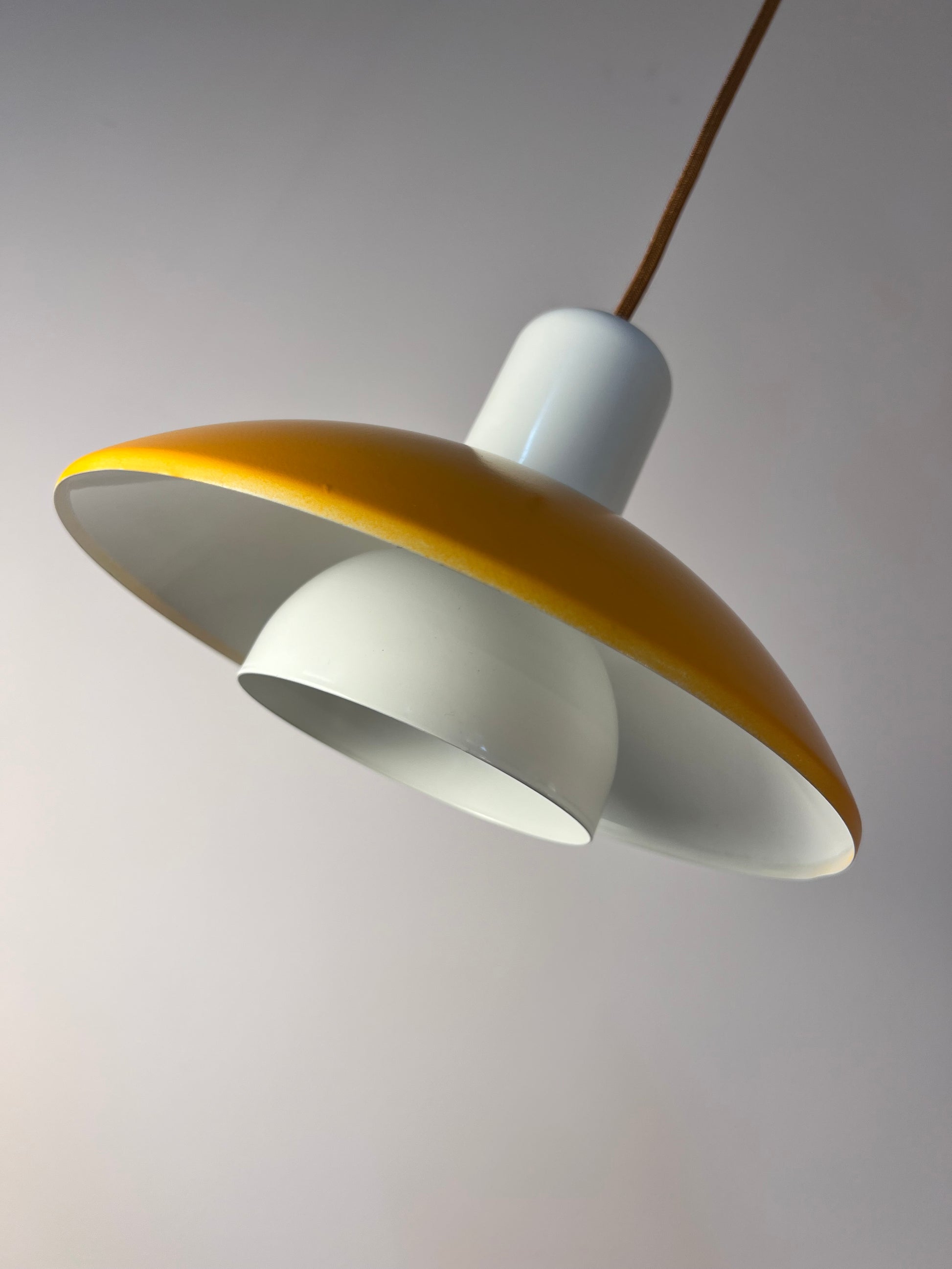 Lamellenlampe Typ 827 teils neu lackiert gelb weiß von Horn