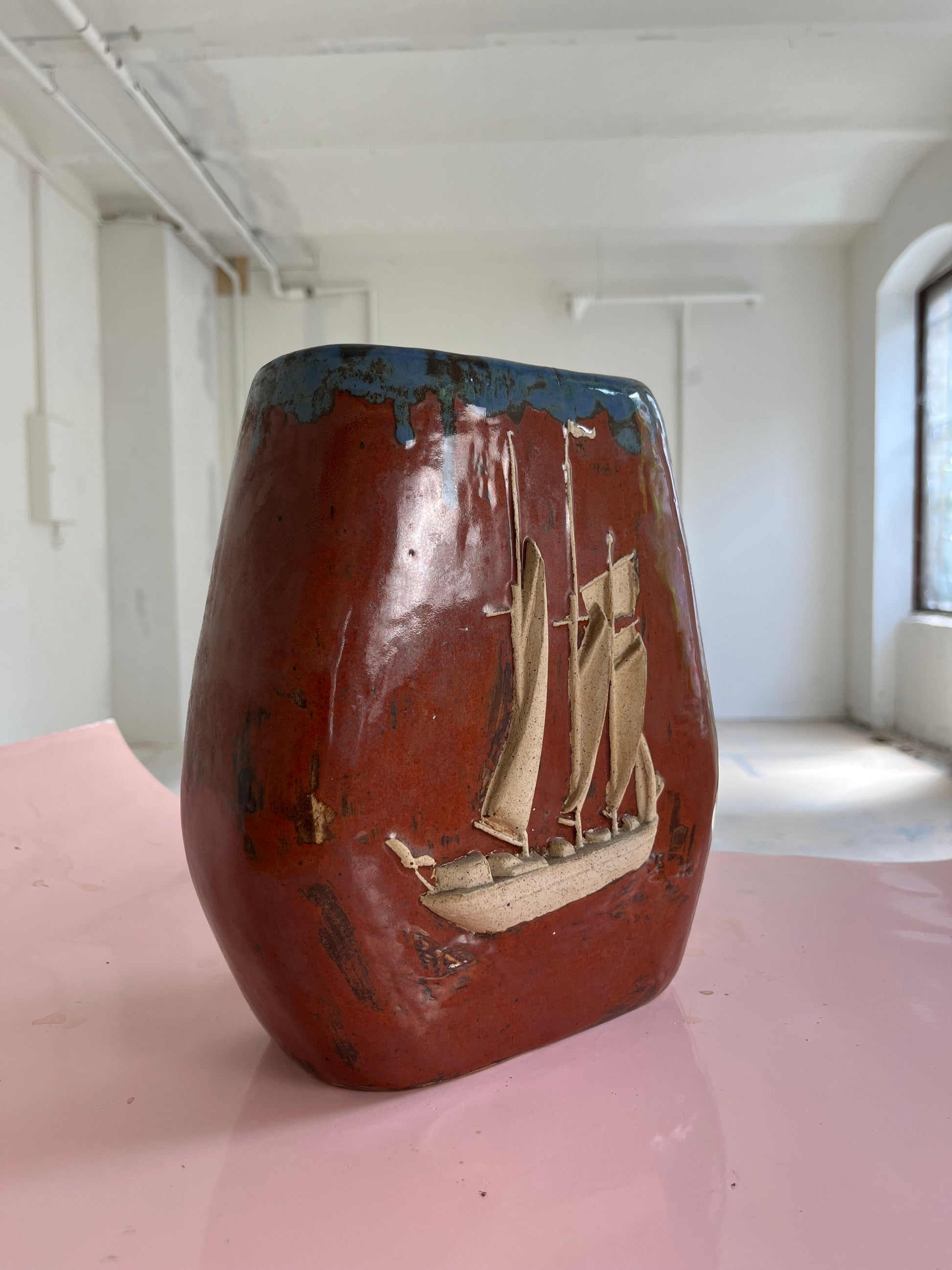 Vase mit Schiff braun Keramik Dänemark