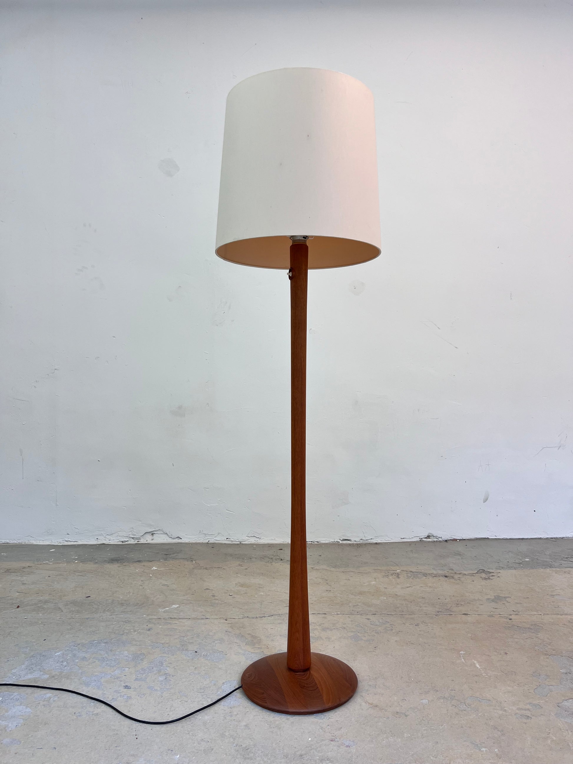 Stehlampe Teak mit Seidenschirm aus Dänemark