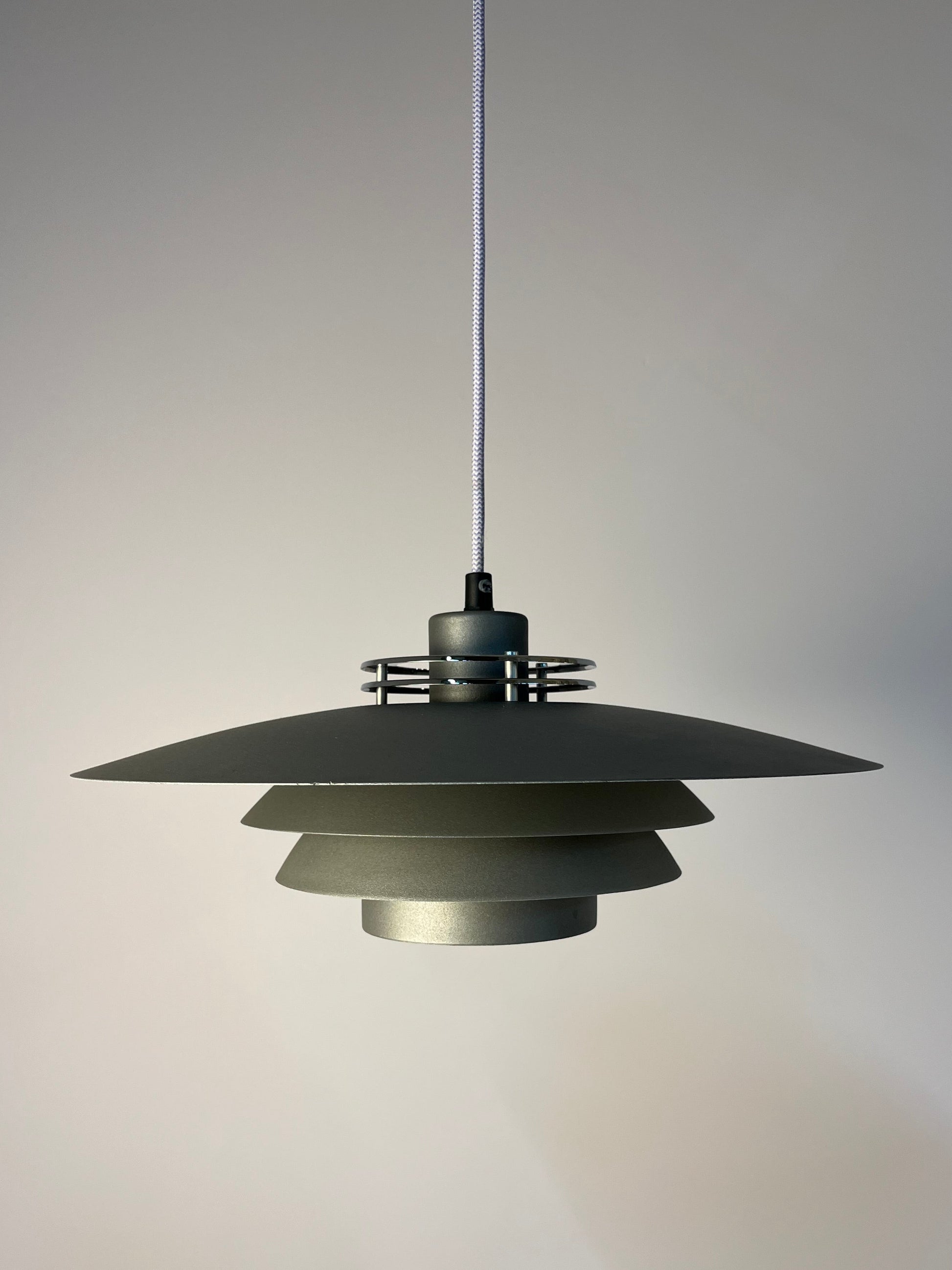 Lamellenlampe Modell DE-LUX grau von Design Light