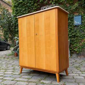 Kleiderschrank Ahorn mit cremefarbener Deckplatte