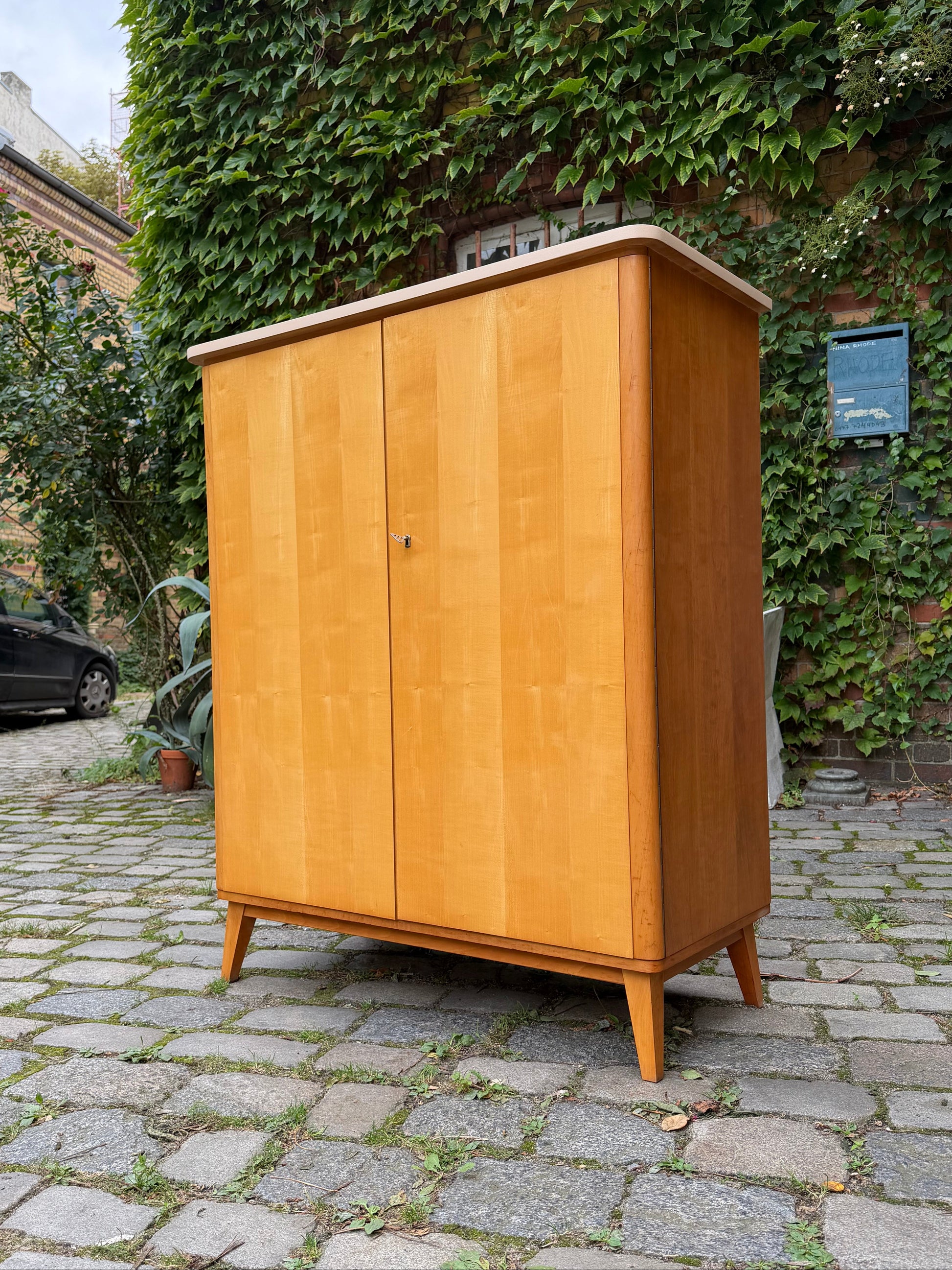 Kleiderschrank Ahorn mit cremefarbener Deckplatte