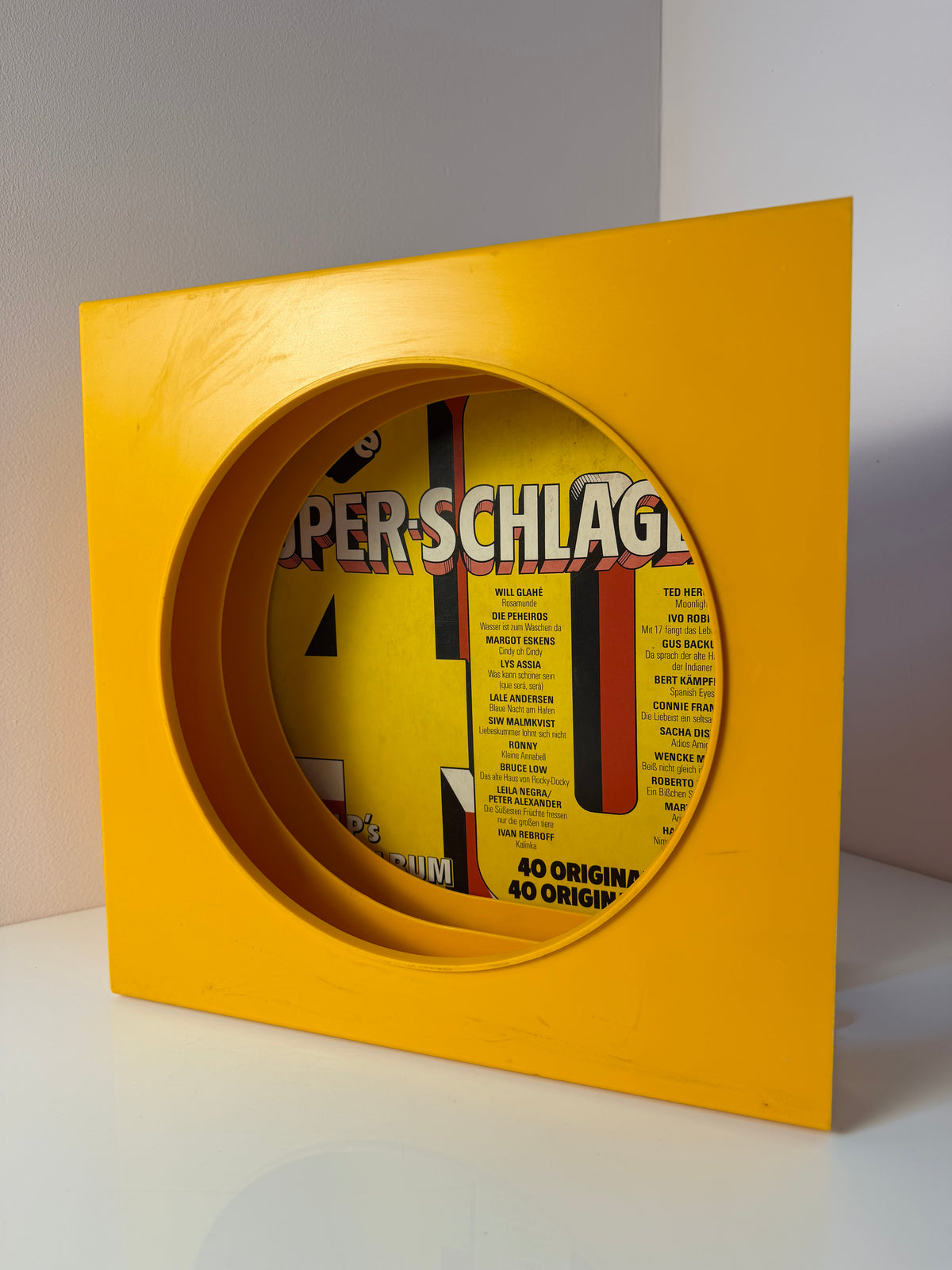 Schallplattenständer gelb von Schweizer Design