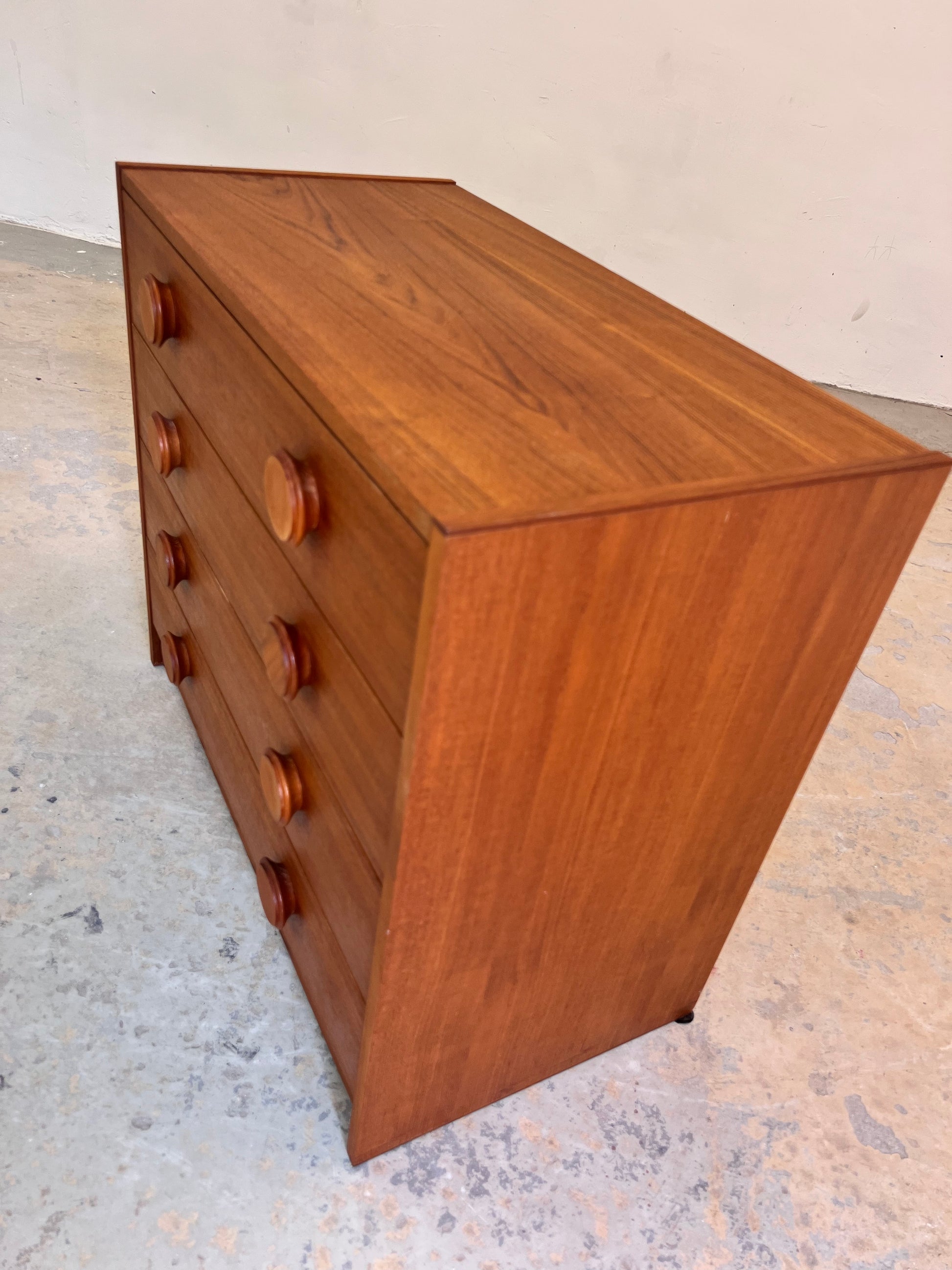Kommode Teak mit runden Griffen aus Dänemark