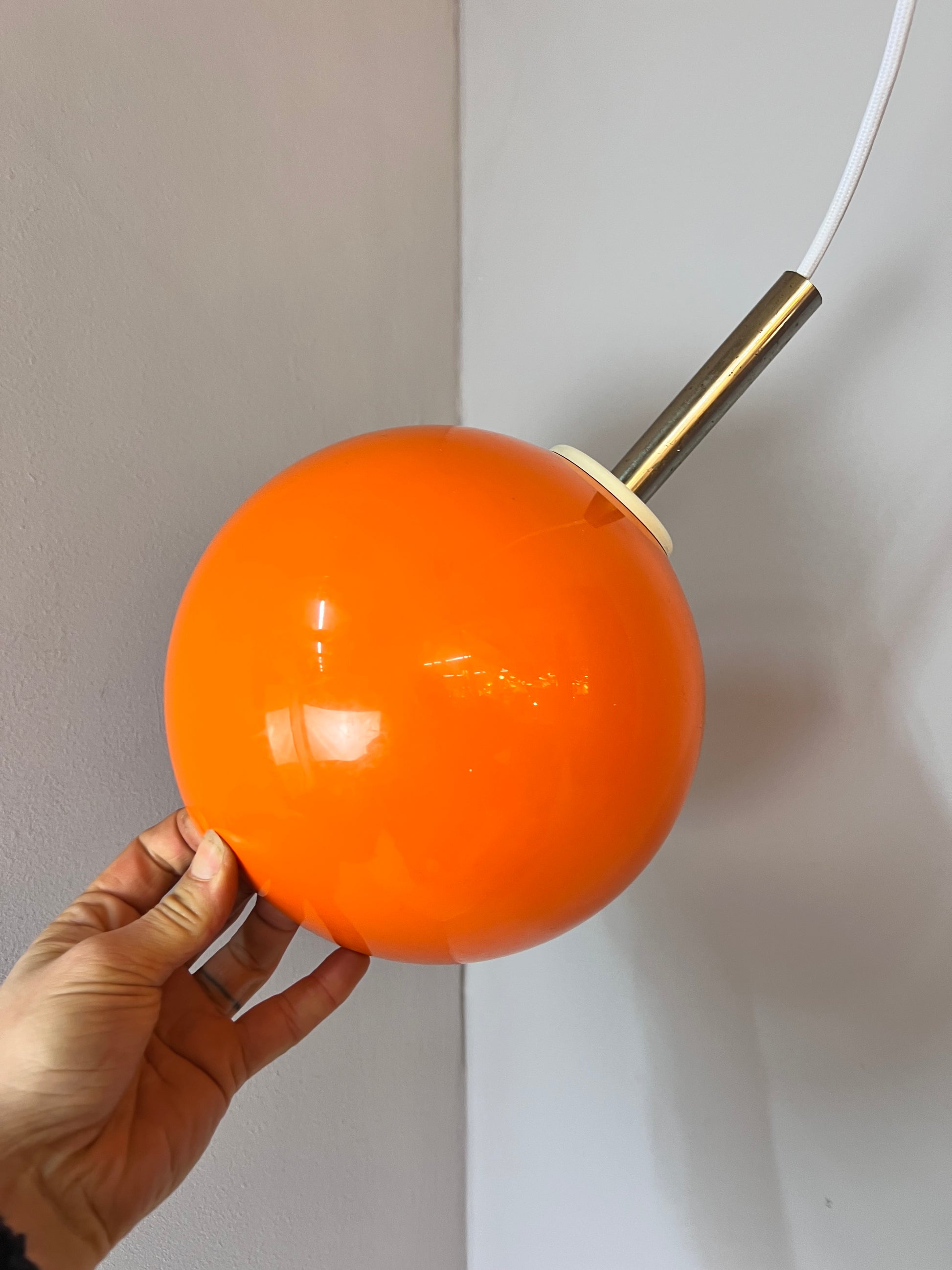 Kleine Kugellampe orange Kunststoff mit Chromstab