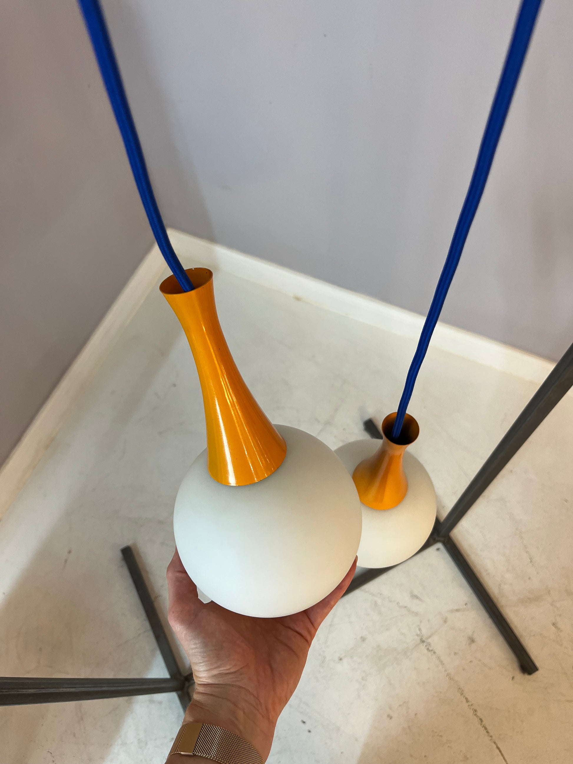Kugellampe orange blau Opalglas von Richard Essig