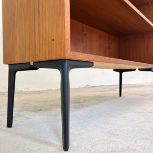 Regal Teak mit neuen Metallfüßen von IDEE Möbel