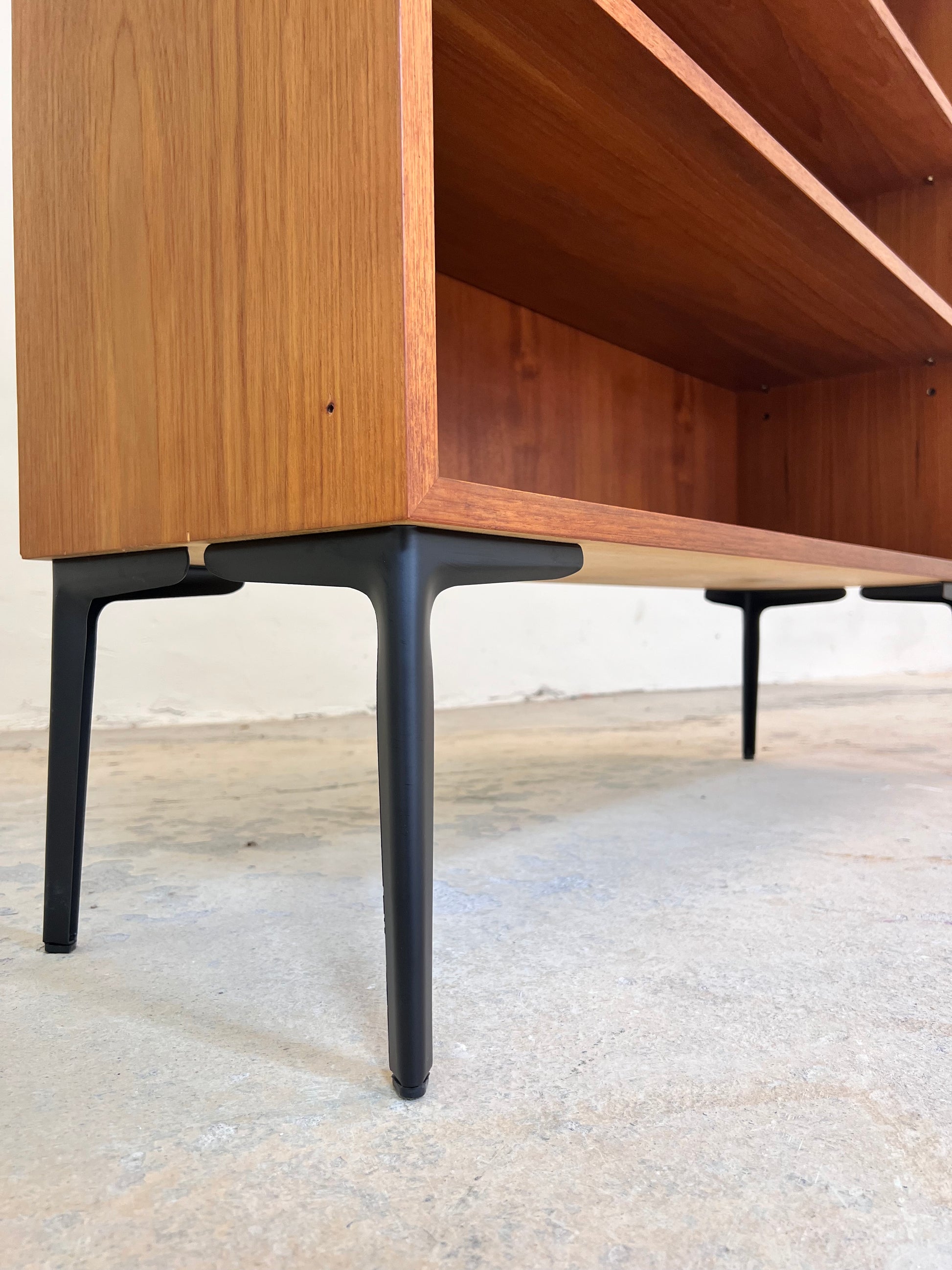 Regal Teak mit neuen Metallfüßen von IDEE Möbel