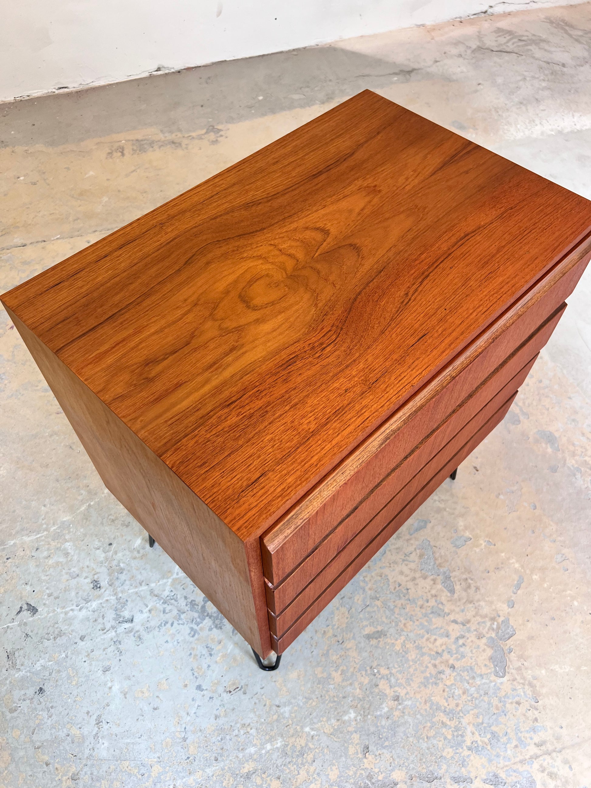 Kommode Teak auf Hairpinlegs von IDEE Möbel