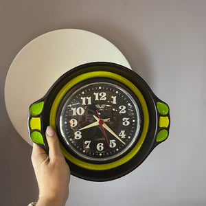 Wanduhr grün braun Keramik