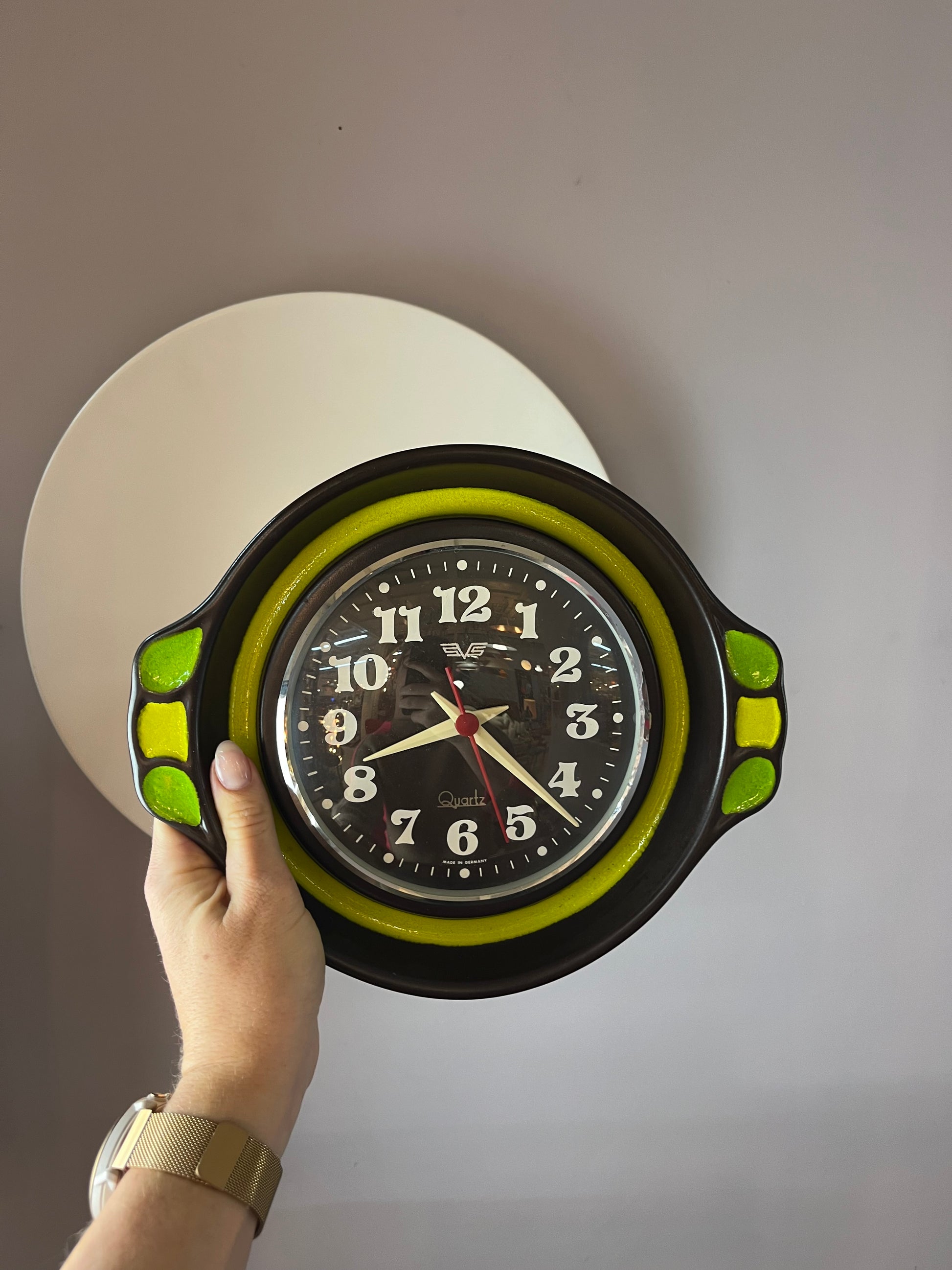 Wanduhr grün braun Keramik