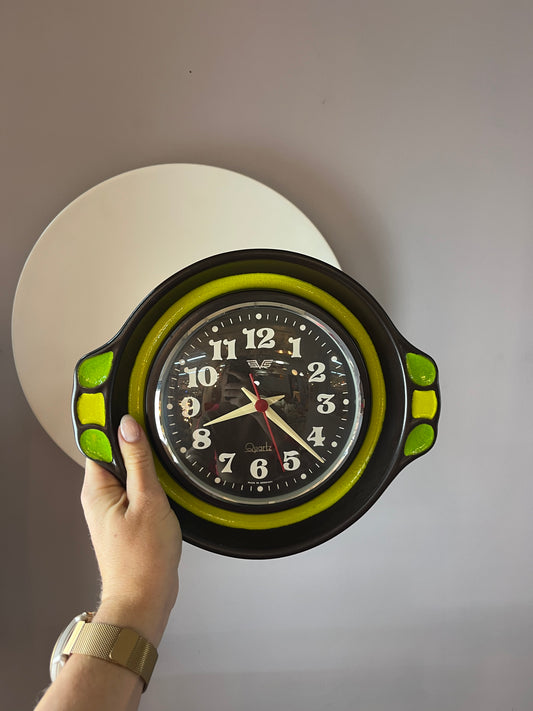 Wanduhr grün braun Keramik