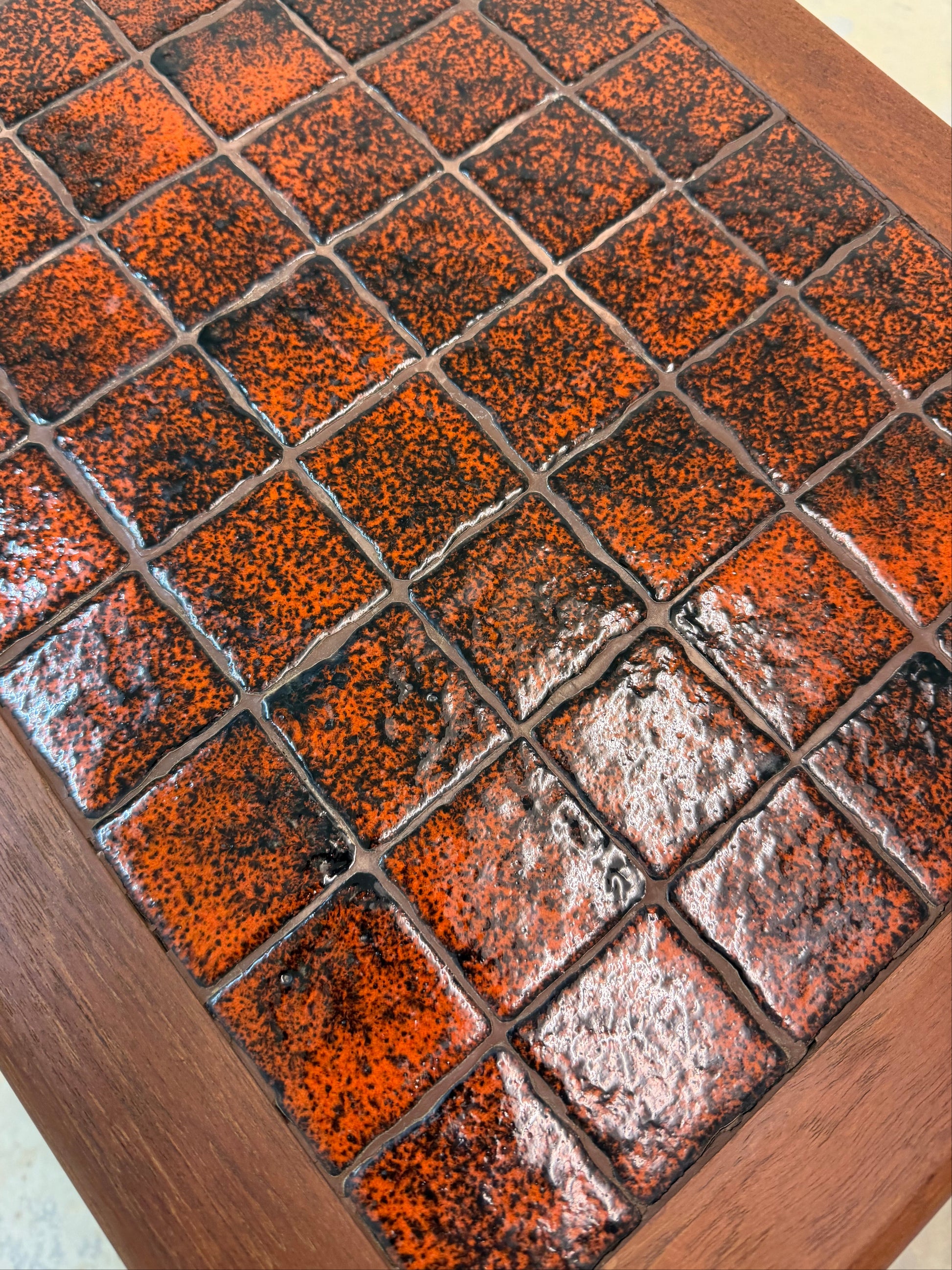 Beistelltisch Teak mit orange gescheckten Fliesen