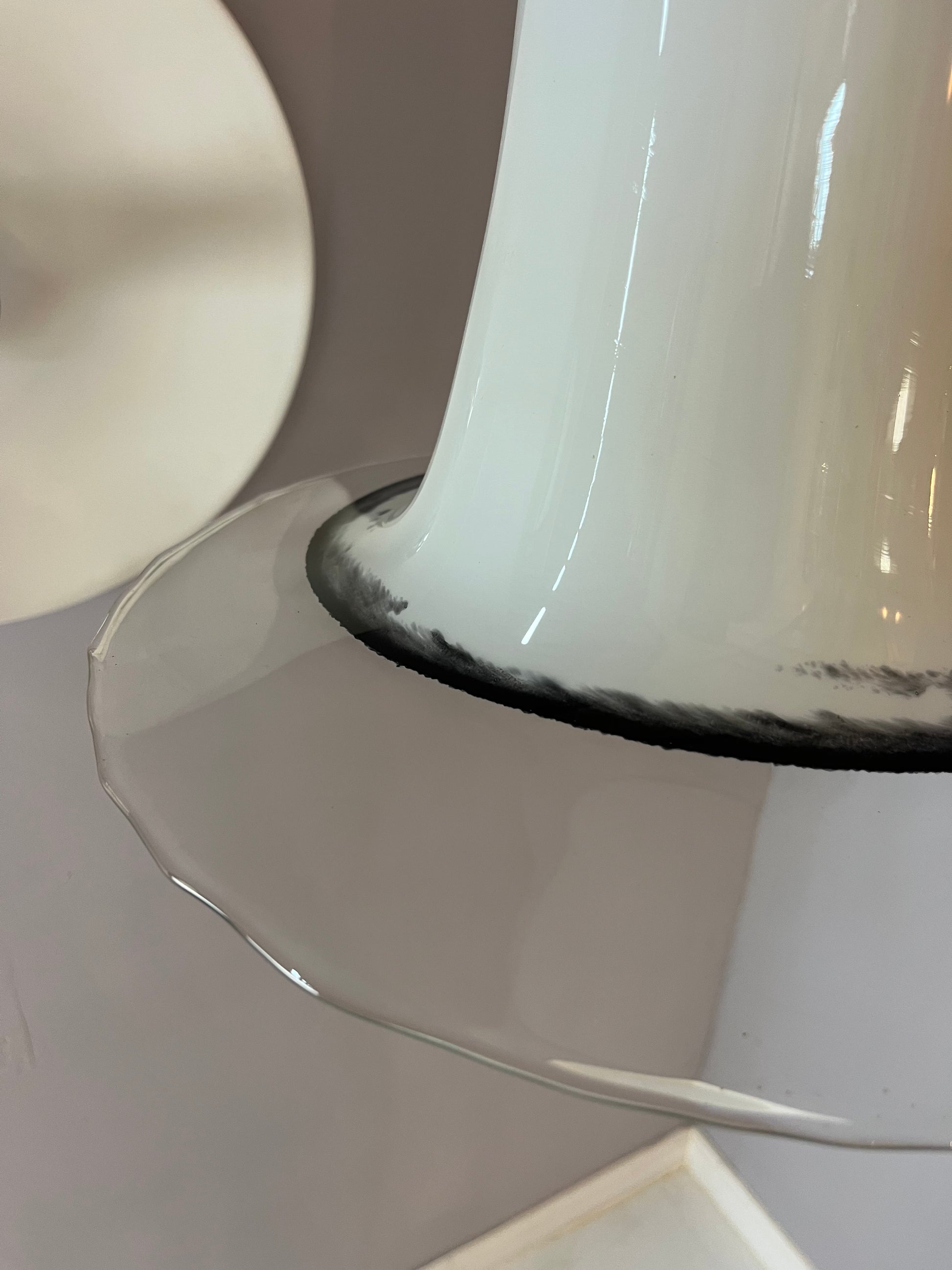 Trompetenlampe schwarz weiß Glas von Peill & Putzler