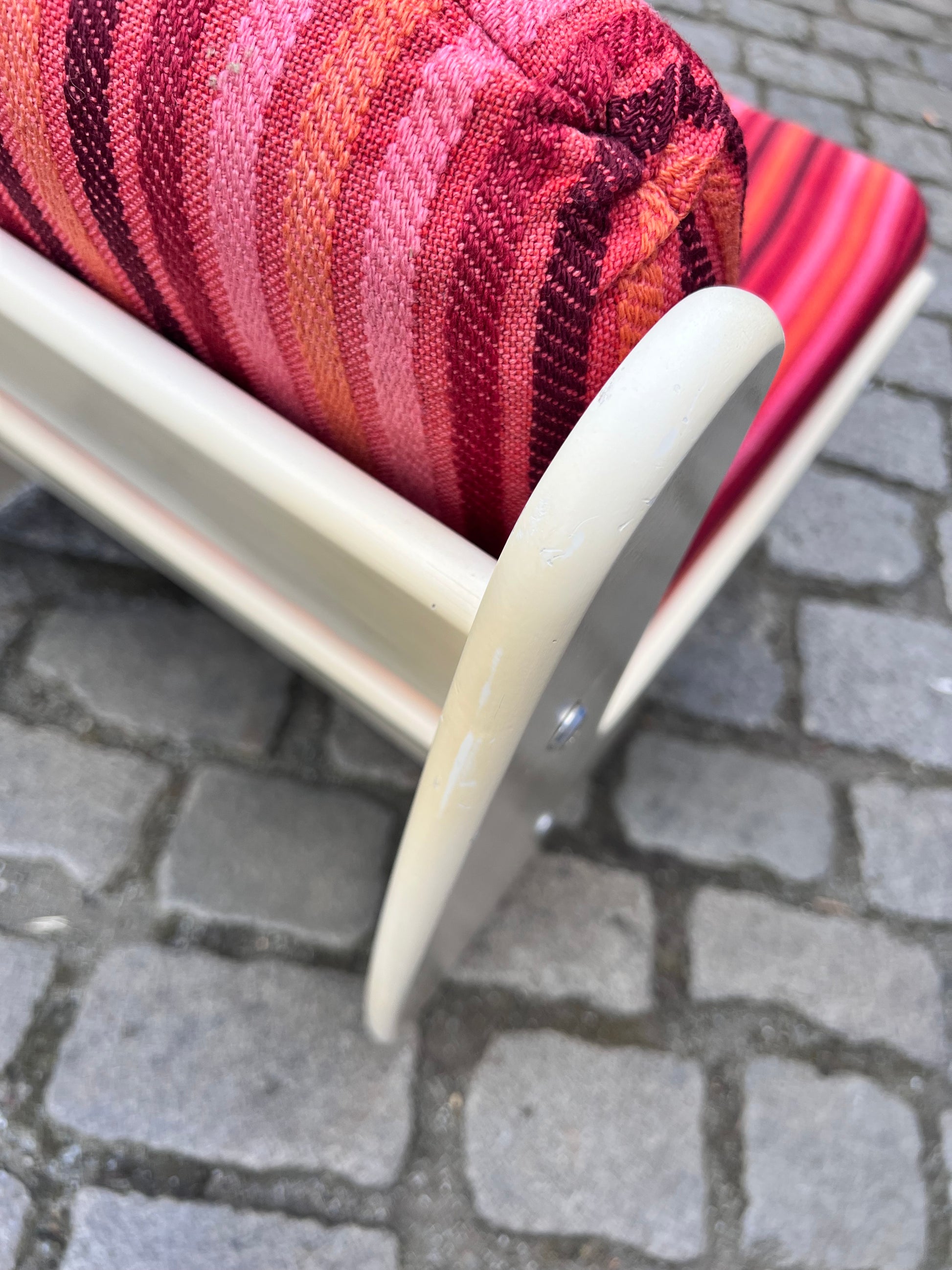 Sessel 70er pink gestreift