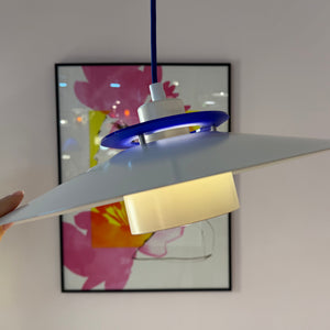 Lamellenlampe weiß mit blauem Akzentring aus Dänemark