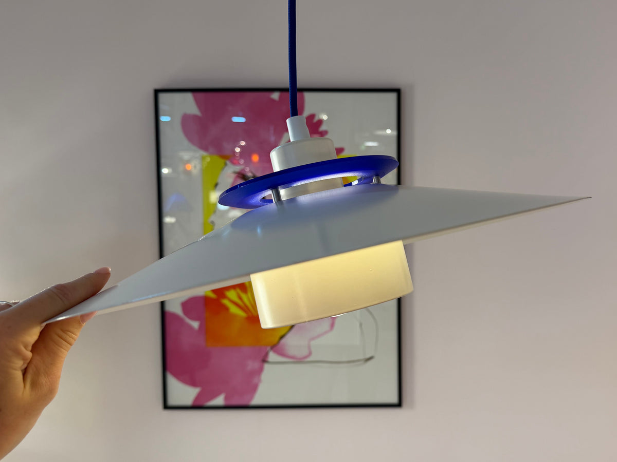 Lamellenlampe weiß mit blauem Akzentring aus Dänemark