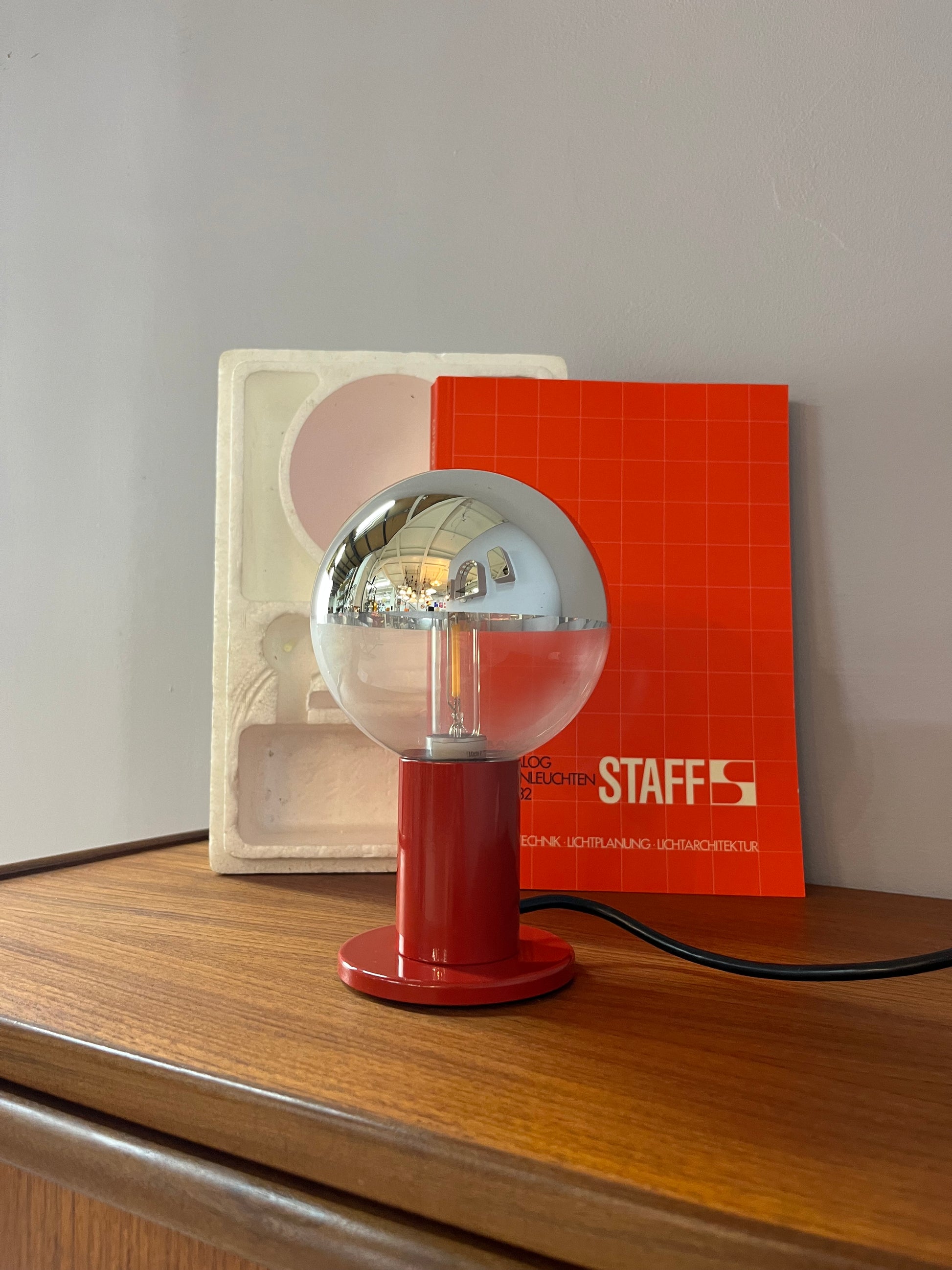 Tischlampe Big Globe rot von Motoko Ishii für STAFF