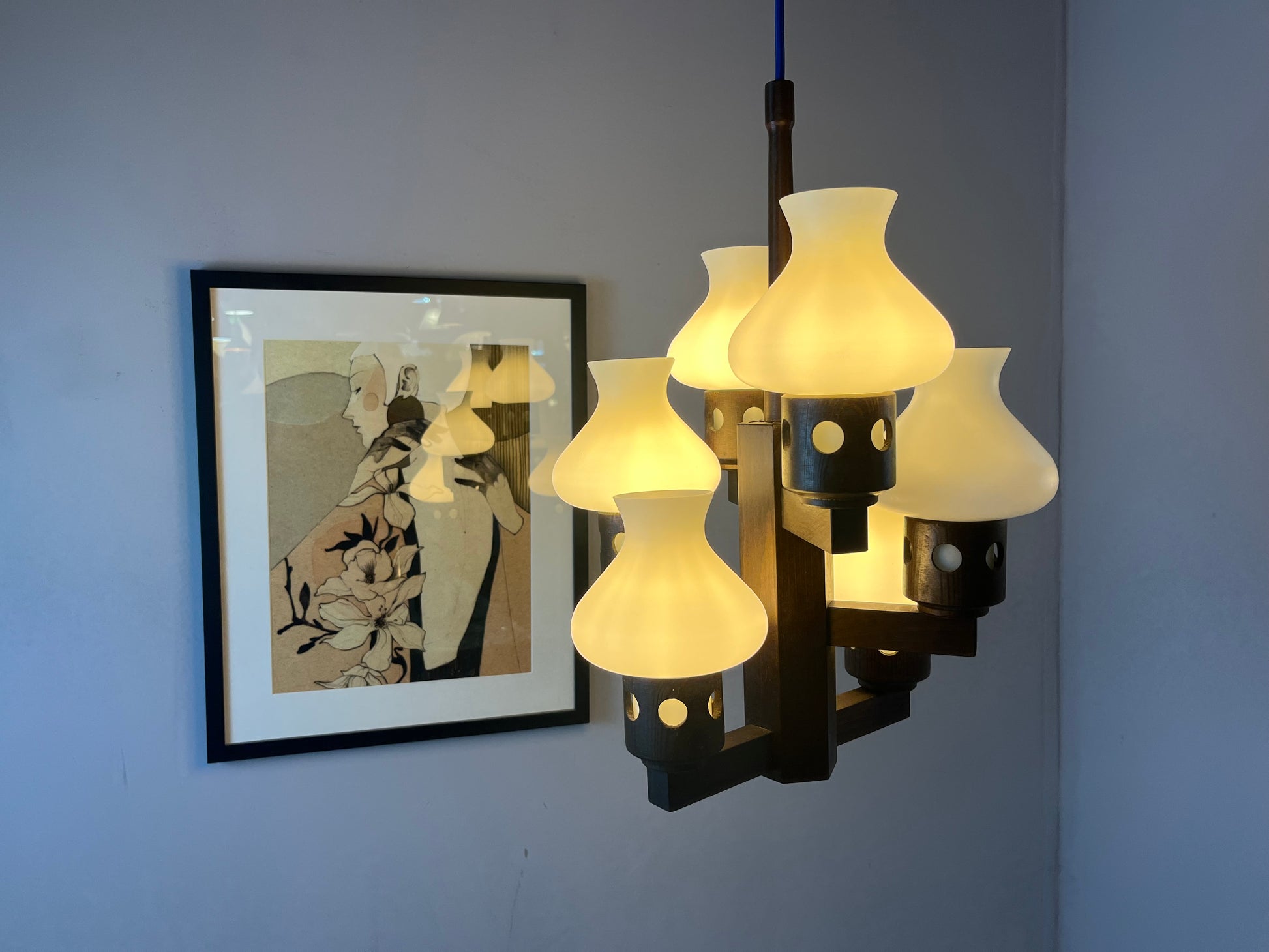 Kronleuchter dunkelbraun weiß Holz Opalglas von Vitrika