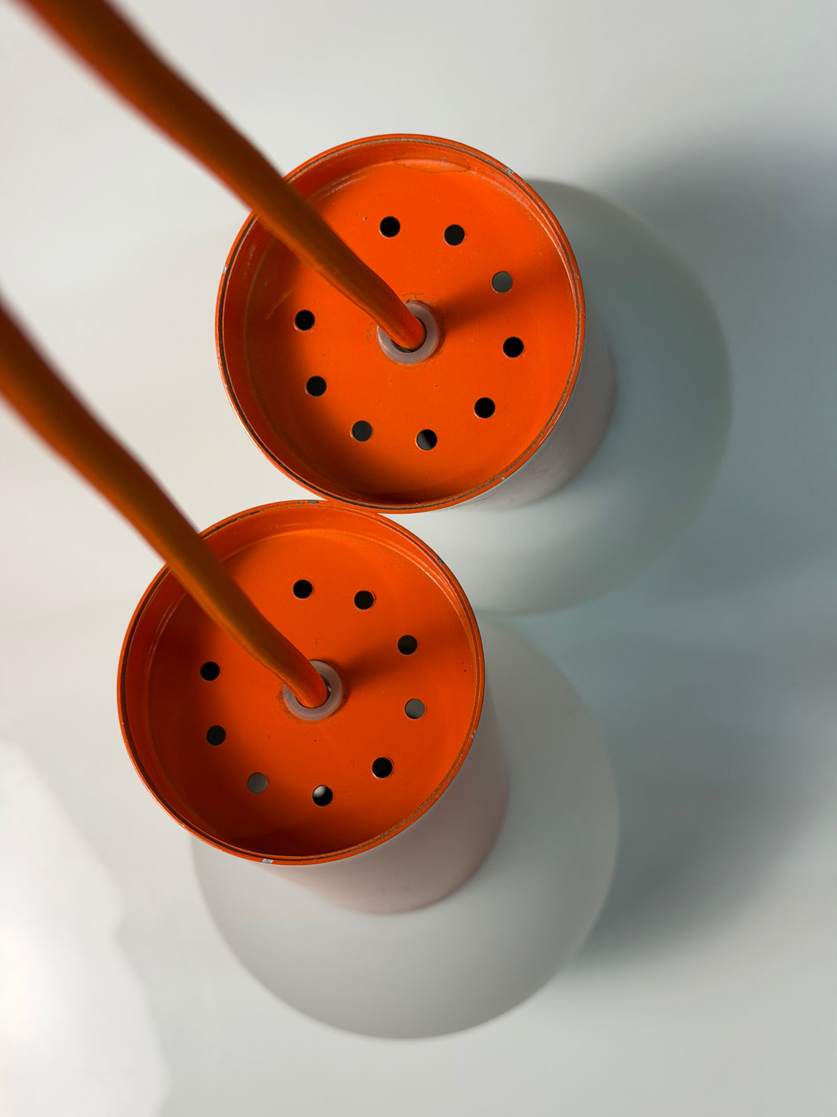 Set: 2x Hängelampe orange mit Opalglas Globus