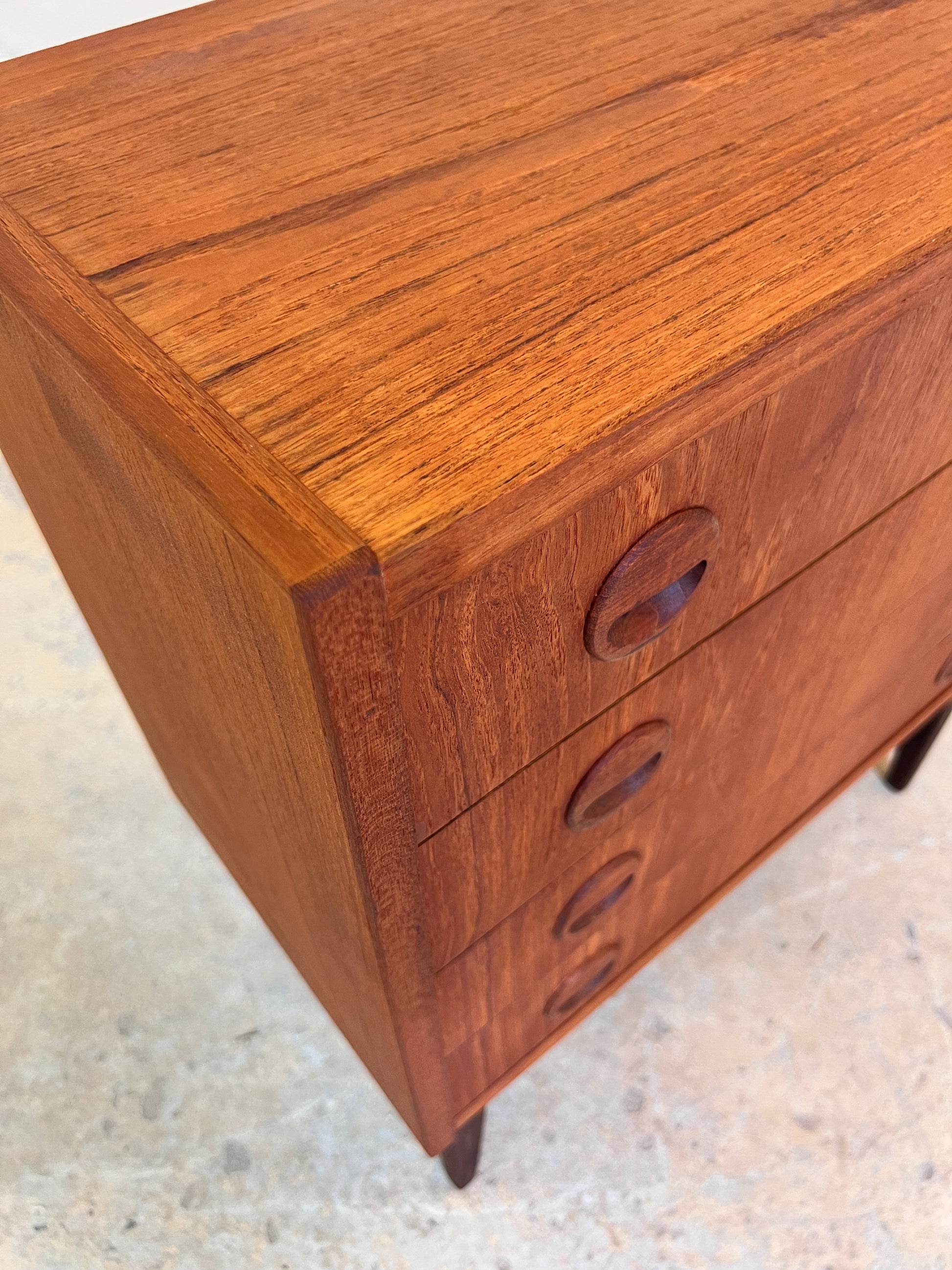 Kommode Teak mit runden Griffmulden aus Dänemark