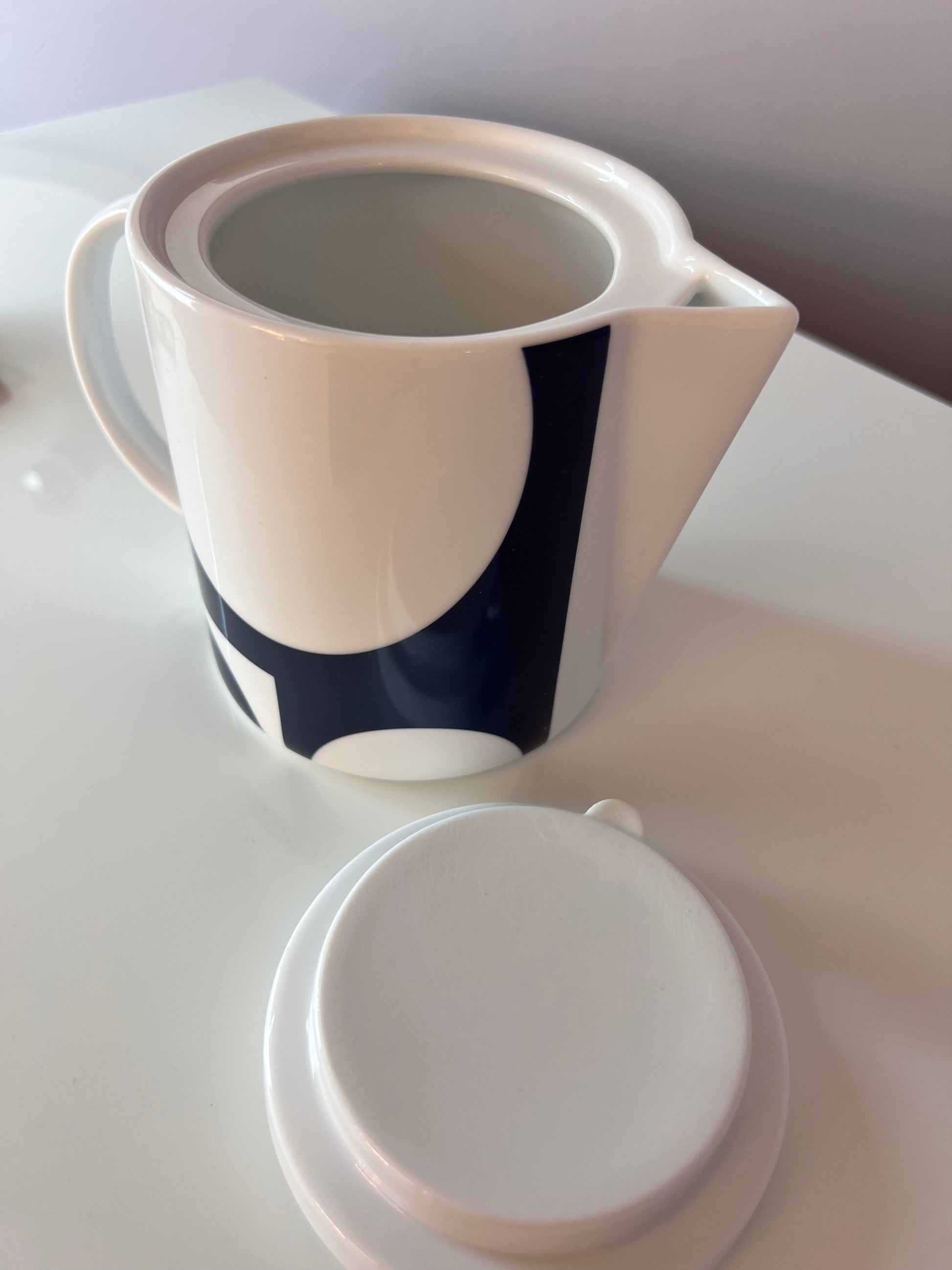 Teekanne dunkelblau weiß mit "Geometry 1" Print von Verner Panton für Menu