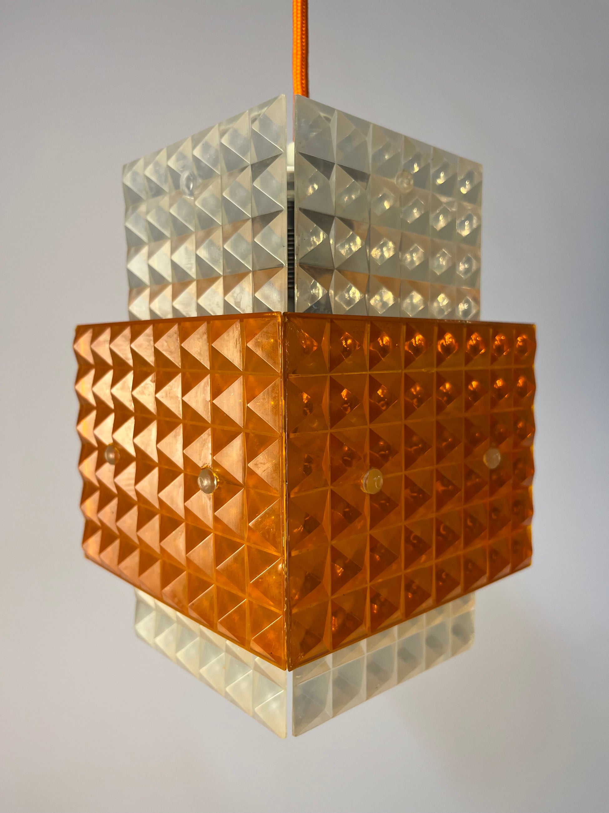 Hängelampe orange weiß mit Wabenstruktur aus der DDR