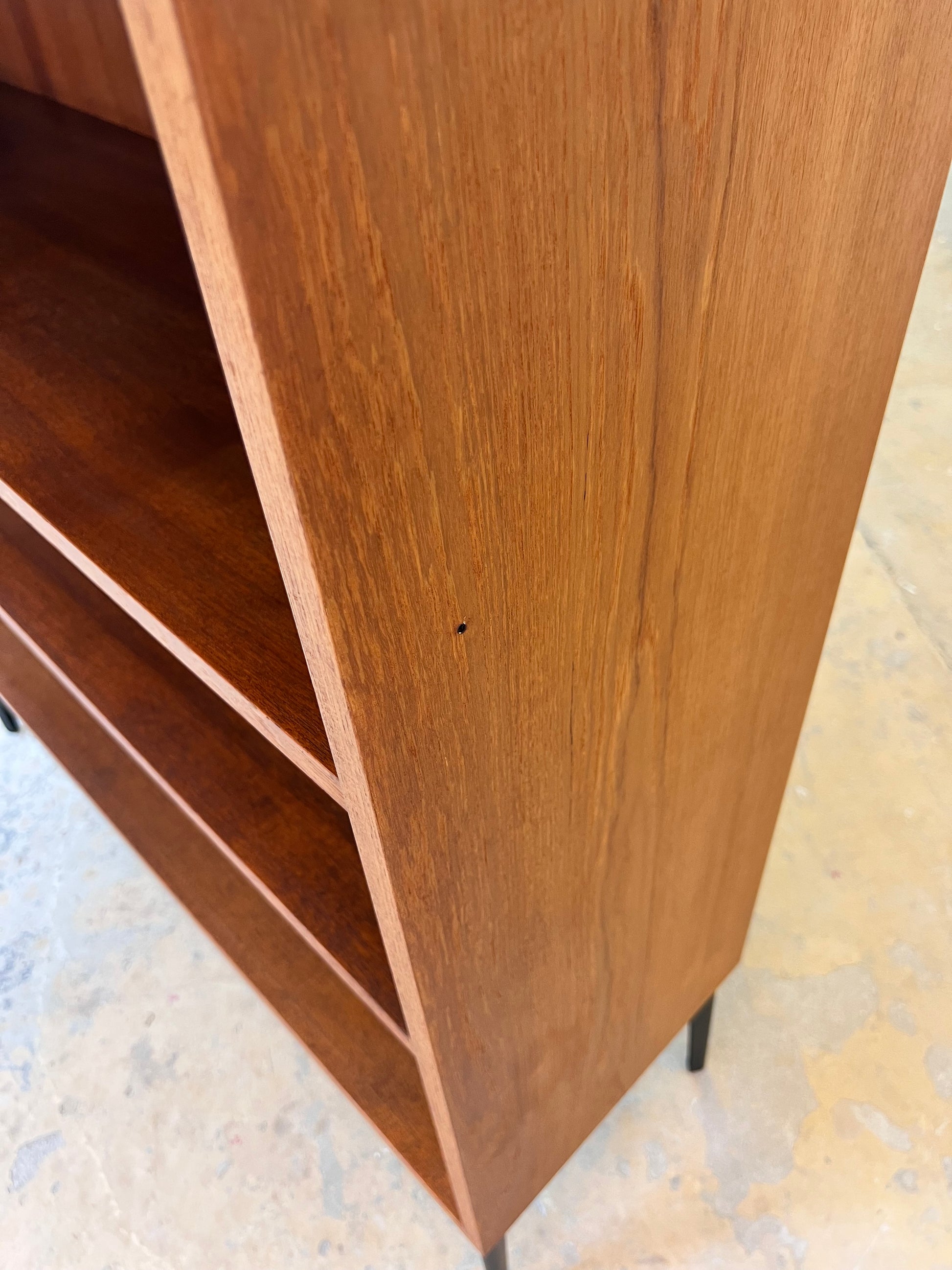 Regal Teak mit neuen Metallfüßen von IDEE Möbel