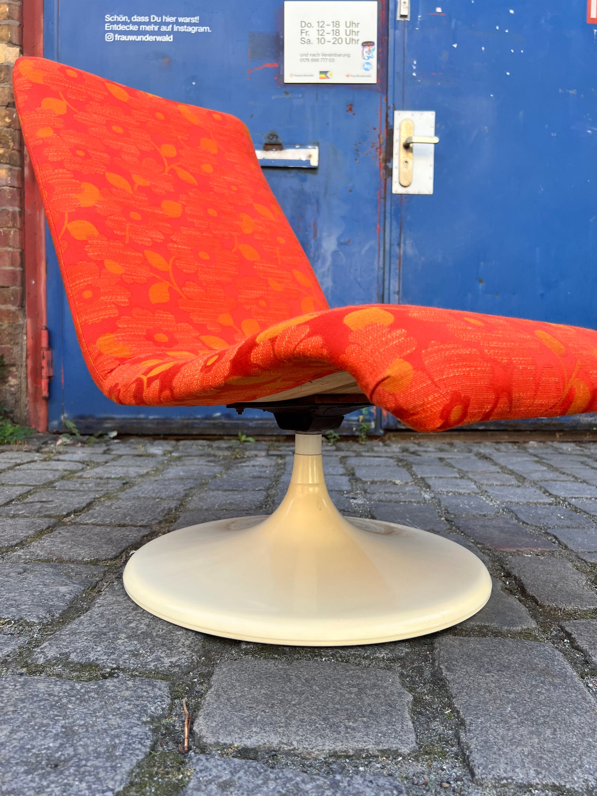 Sessel mit Tulpenfuß orange creme 70er