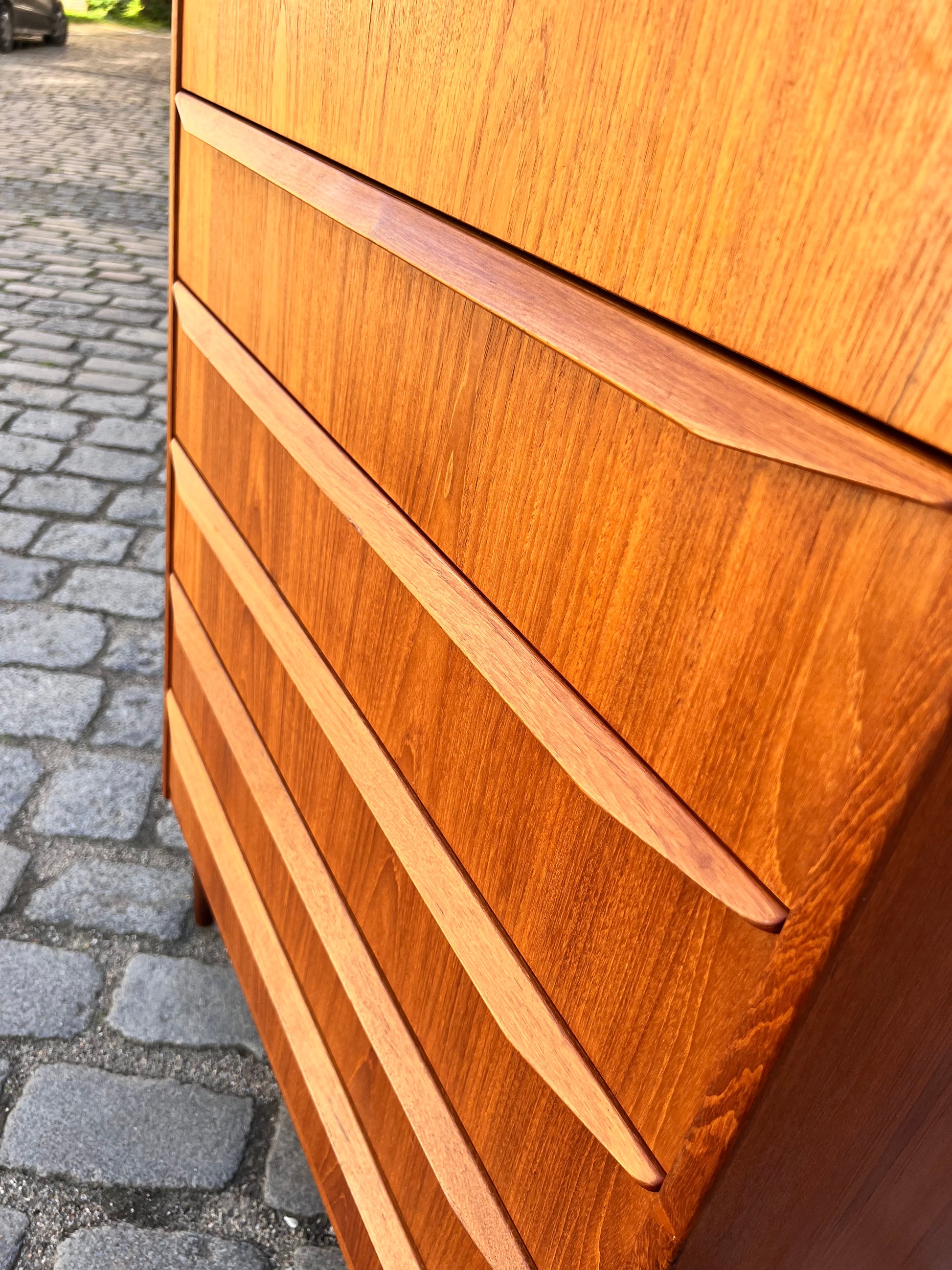 Kommode Teak mit durchgängigen Griffen & Schloss aus Dänemark