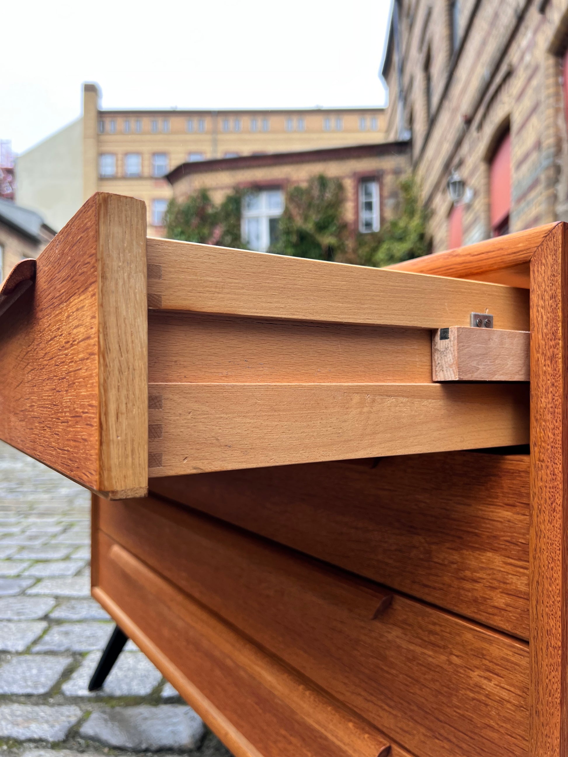 Kommode Eiche mit schwarzen Beinen