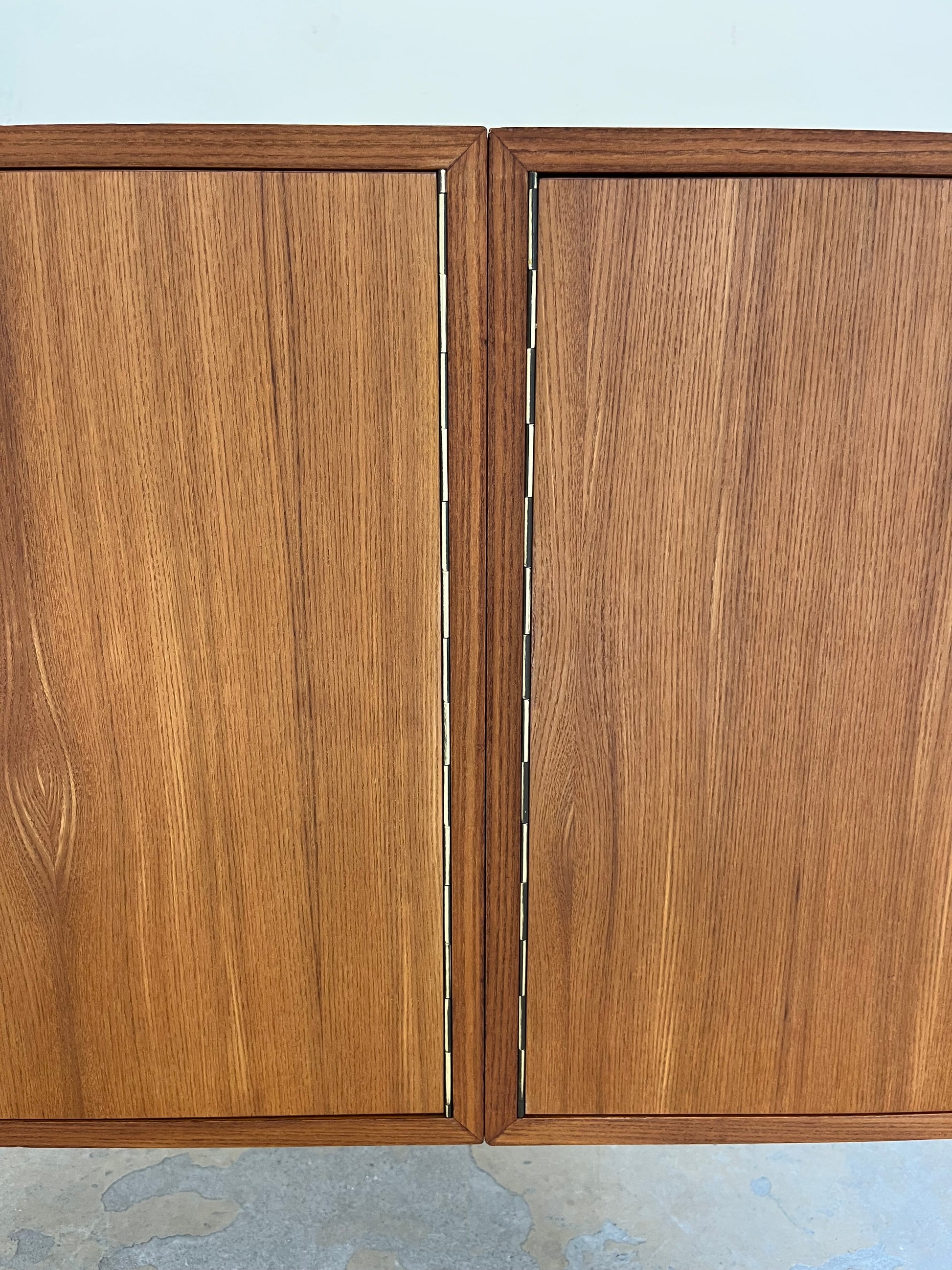 Sideboard Teak mit Flügeltüren & Messinggriffen
