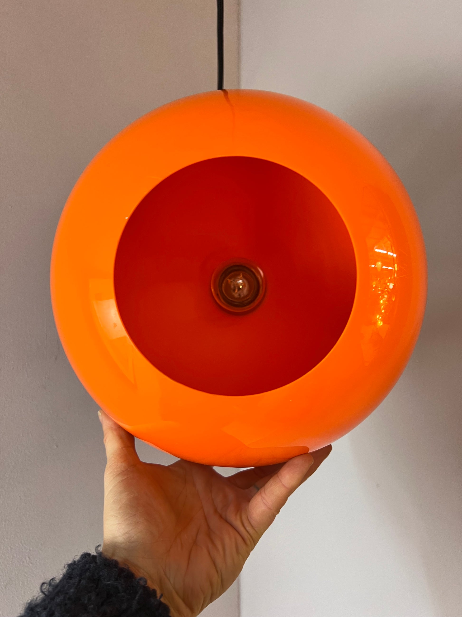 Große Kugellampe orange Kunststoff mit Chromstab