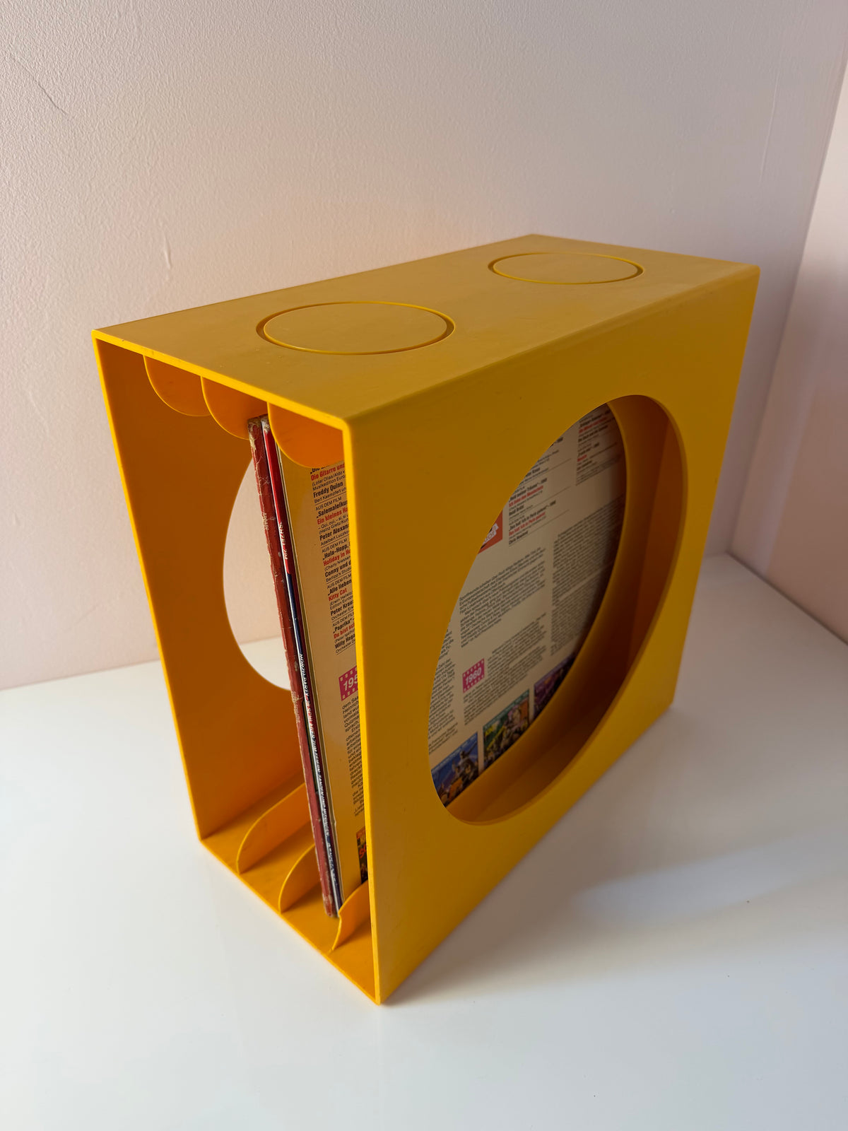 Schallplattenständer gelb von Schweizer Design