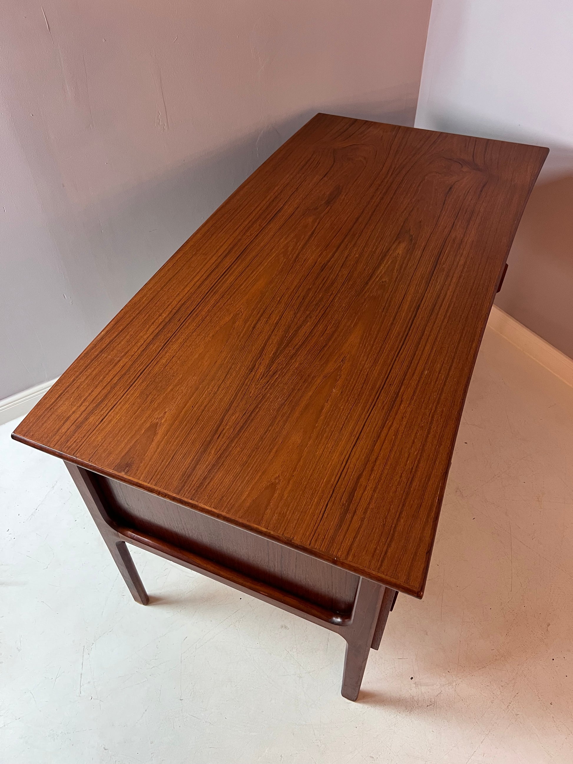 Schreibtisch „Boomerang“ Teak von IMHA Möbel