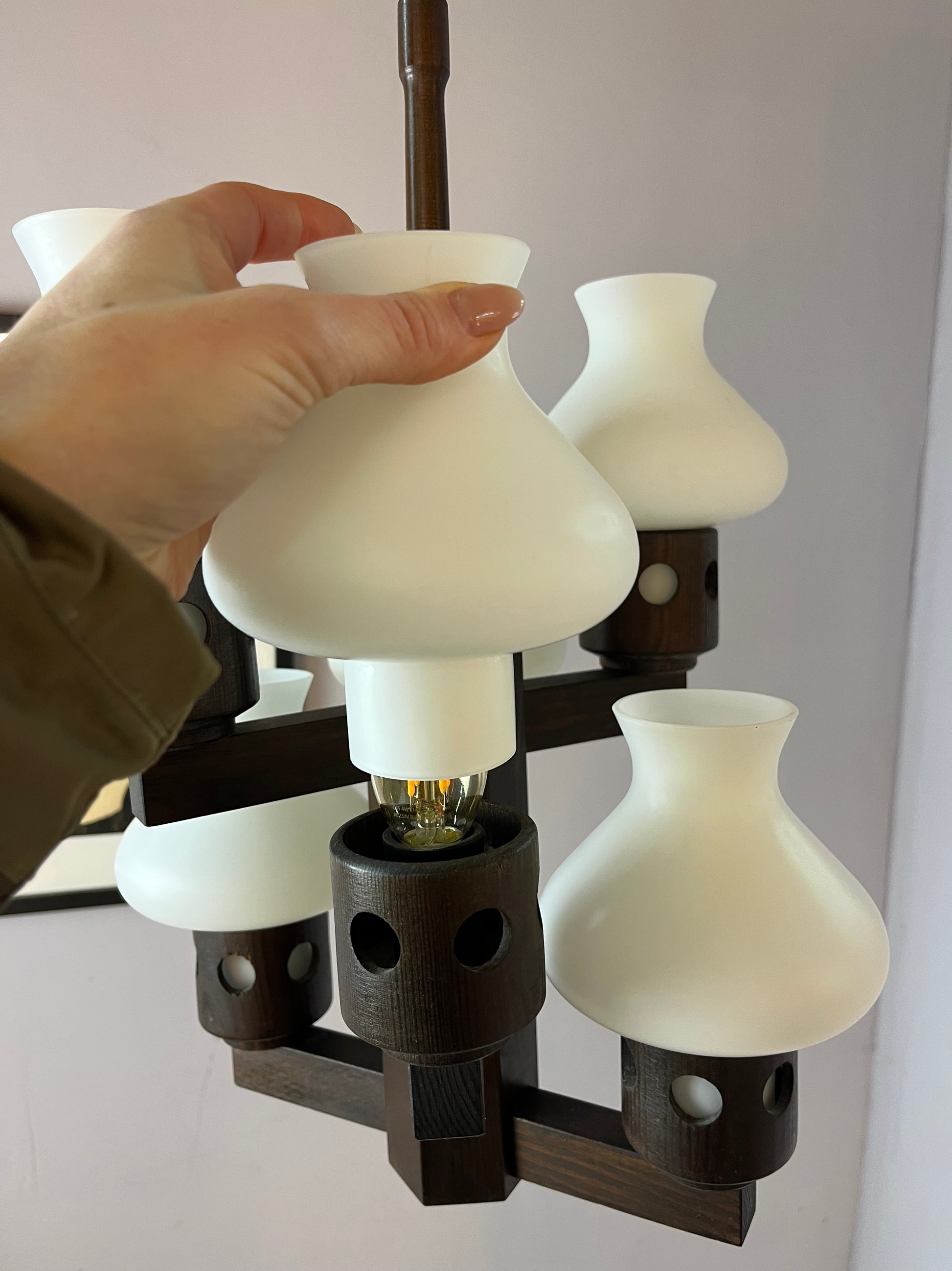 Kronleuchter dunkelbraun weiß Holz Opalglas von Vitrika