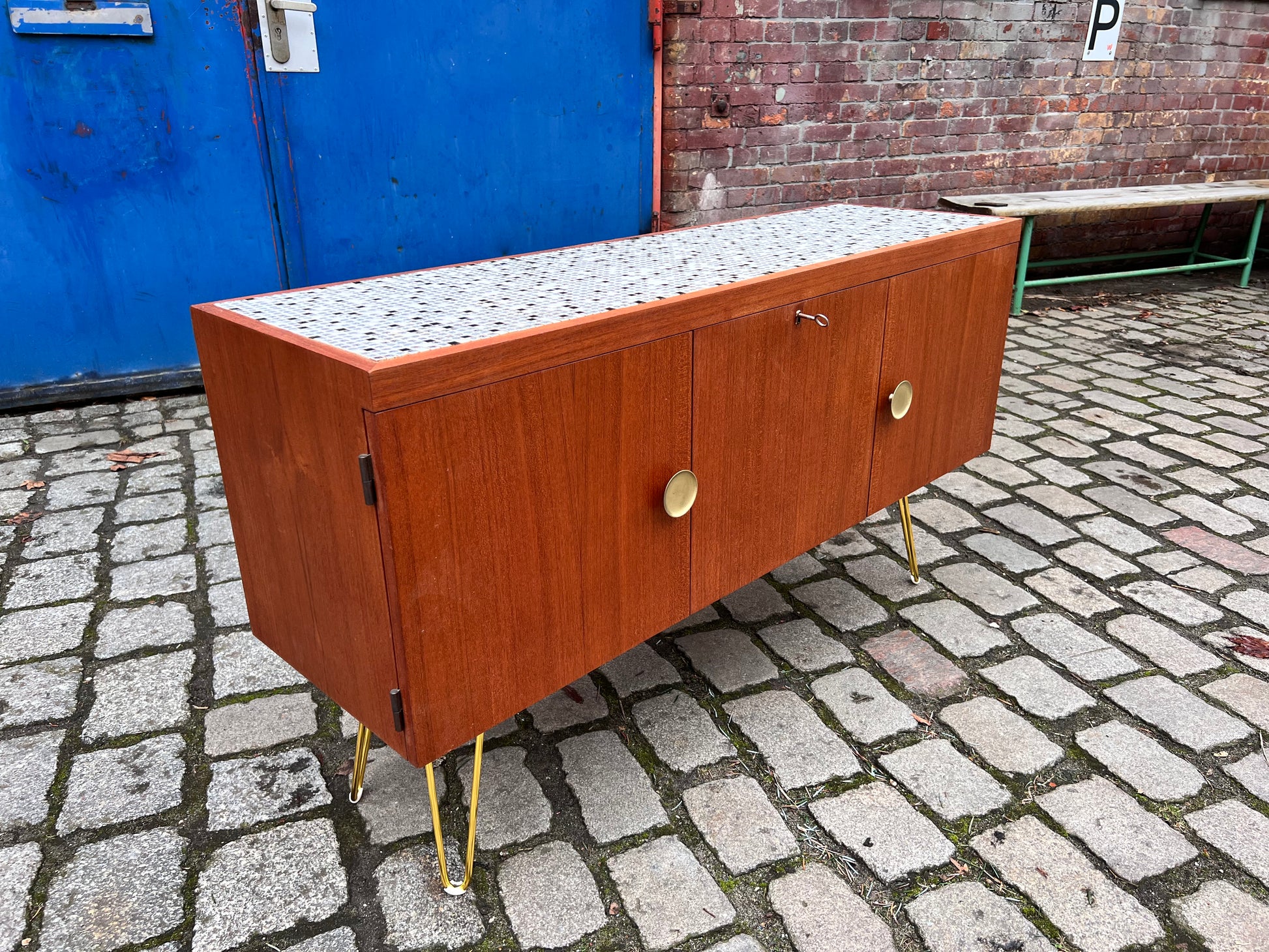 Sideboard Teak mit Fliesen und Schloss