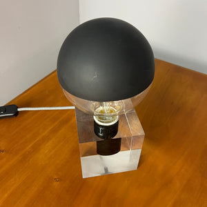 Tischlampe in Acrylkubus