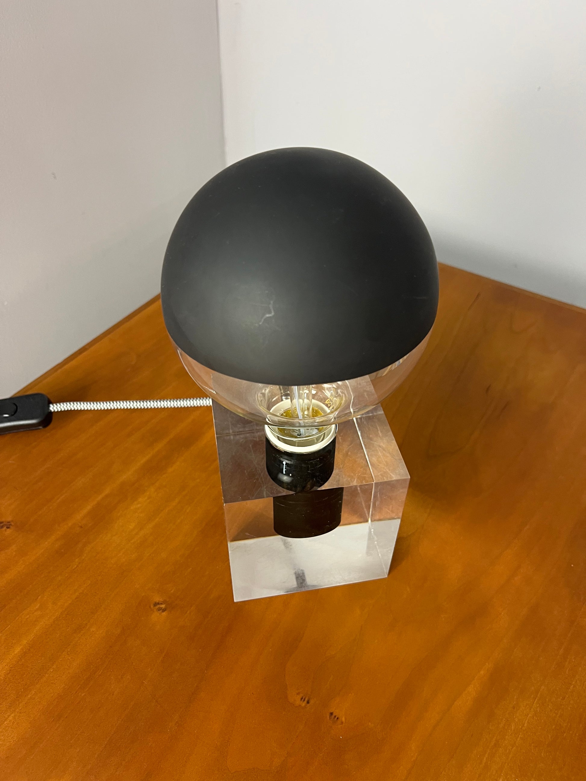 Tischlampe in Acrylkubus